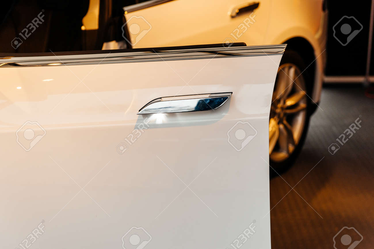 パリ フランス 11 月 29 日 テスラモデル S ホワイト車の中でドアを開けて Led ドアハンドル照明スポットとショールーム テスラは設計 製造 電気自動車を販売しているアメリカの会社 の写真素材 画像素材 Image