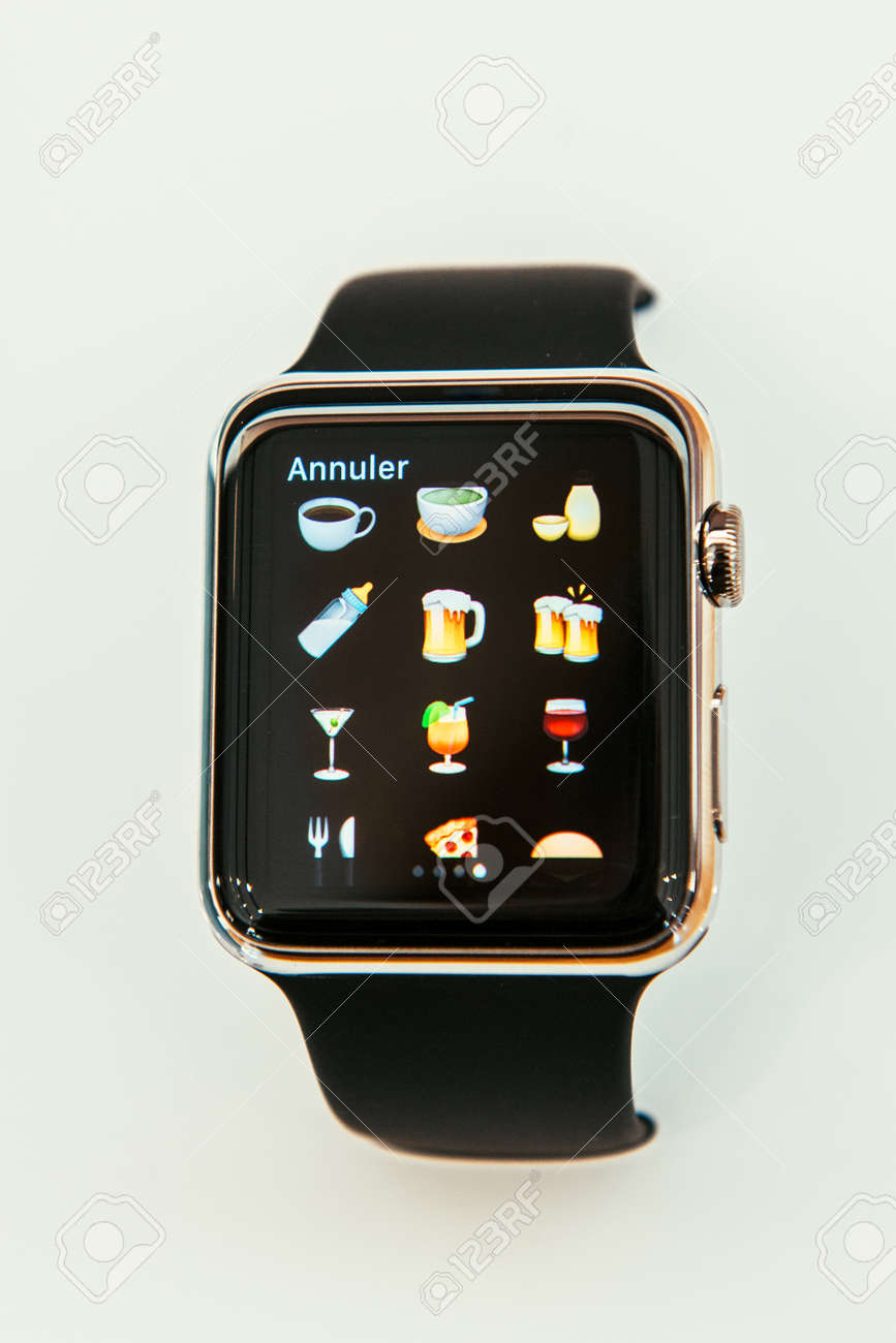 パリ フランス 15 年 4 月 10 日 新しいウェアラブル コンピューター アップル ウォッチ スマートウォッチ新しい食べ物や飲み物の 絵文字を表示します アップルの時計を組み込んだ追跡フィットネスと健康指向の機能と Ios のアップル製品との統合サービス の写真 パリ フランス 15 年 4 月 10 日 新しいウェアラブル コンピューター アップル ウォッチ スマートウォッチ新しい食べ物や飲み物の 絵文字を表示します アップルの時計を組み込んだ追跡フィットネスと健康指向の機能と Ios のアップル製品との統合サービス の写真