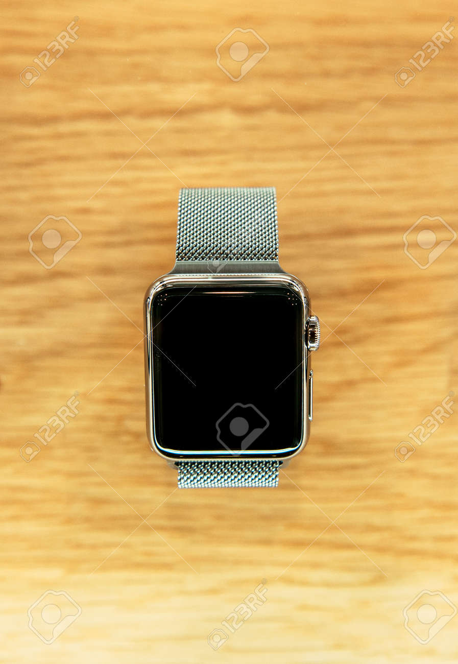 Paris France 10 Avril 2015 Smartwatches Apple Suivre Avec Le Noir Eteint L Ecran Le Dispositif Portable Le Plus Recherche Sera En Vente A Partir Du 24 Avril Dans 9 Pays Et