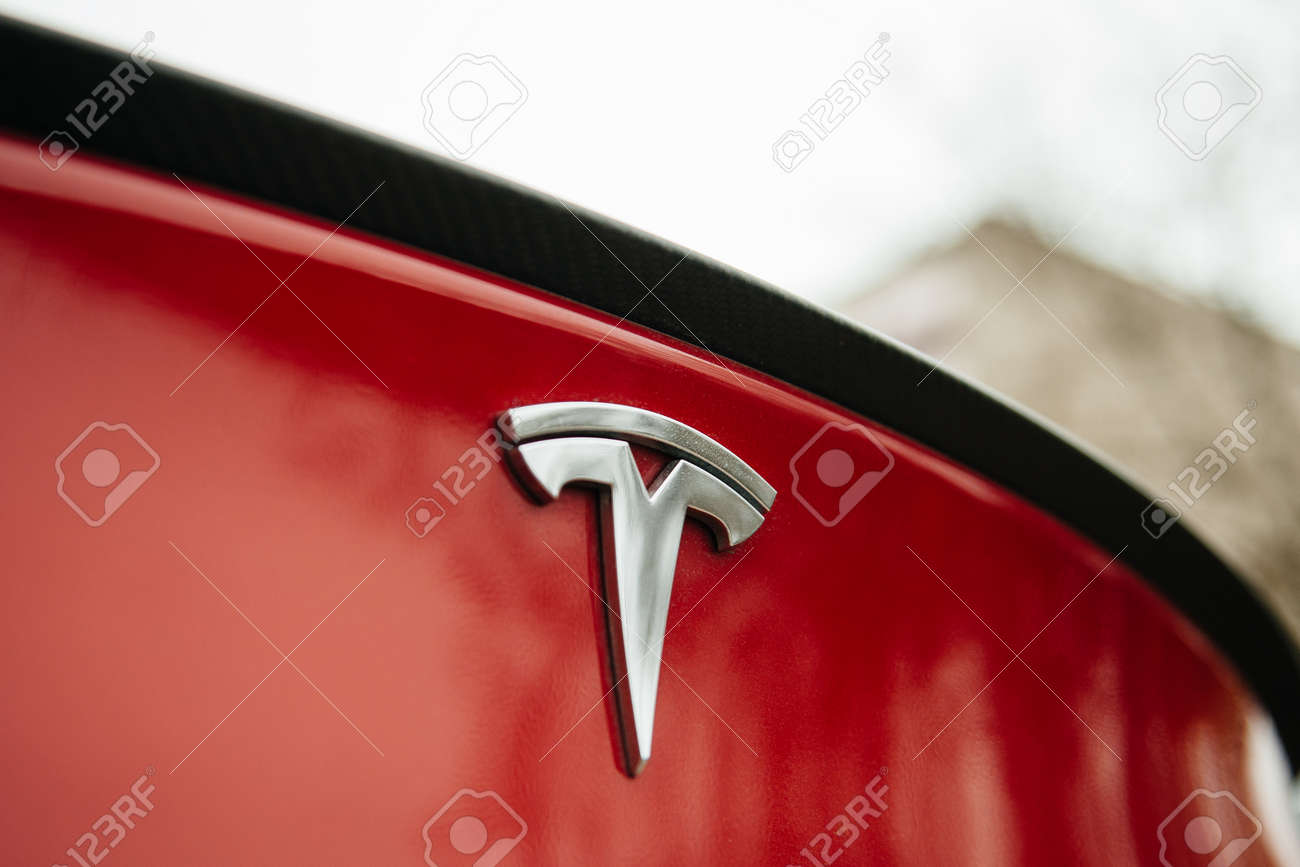 パリ フランス 11 月 29 日 赤い車にテスラ モーターズ ロゴ テスラは 製造を設計し 電気自動車を販売しているアメリカの会社 の写真素材 画像素材 Image