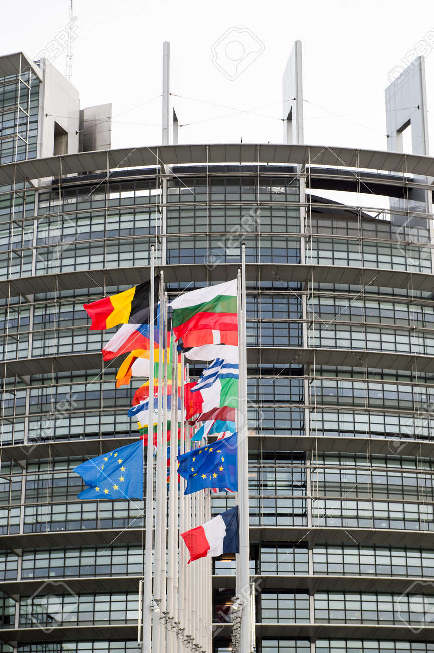 ストラスブール フランス 15 年 11 月 14 日 欧州連合旗とフランス国旗パリでのテロ攻撃の後 欧州議会の建物の前で半マストで飛ぶ の写真素材 画像素材 Image