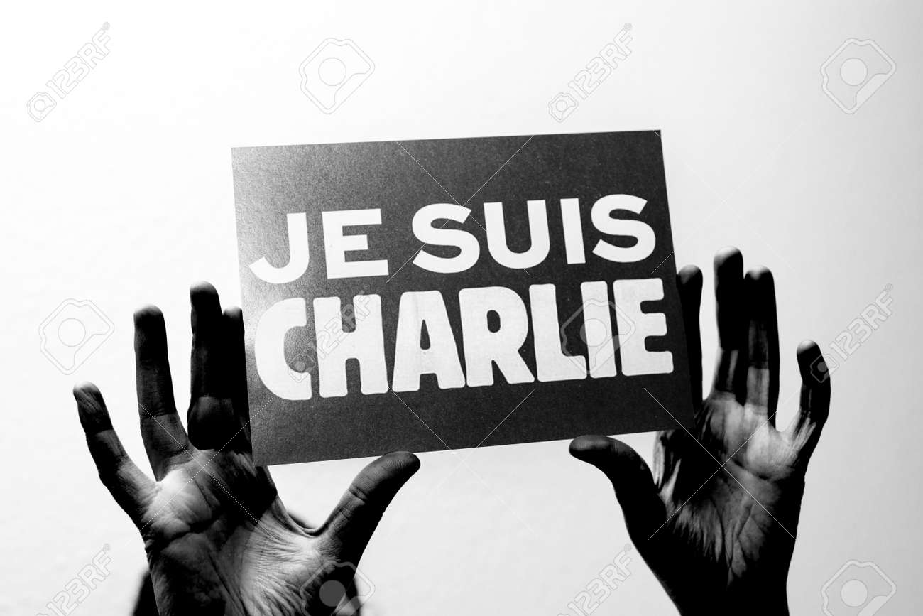 Je Suis Charlie In Franzosischer Sprache Ubersetzung Ich Bin Charlie Karte Auf Die Hand Der Frau Schwarz Weiss Bild Lizenzfreie Fotos Bilder Und Stock Fotografie Image 51864521