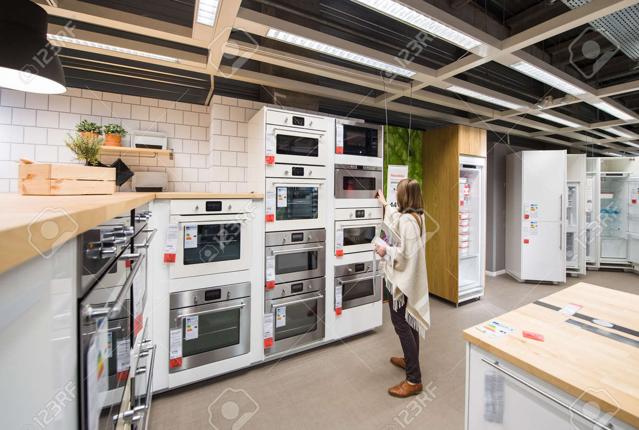 París, Francia - 12 De Abril De 2016: Muebles De Compra De Cocina De La Mujer En El Departamento Especializado De La Sala De Exposición Fotos, Imágenes Fotografía De