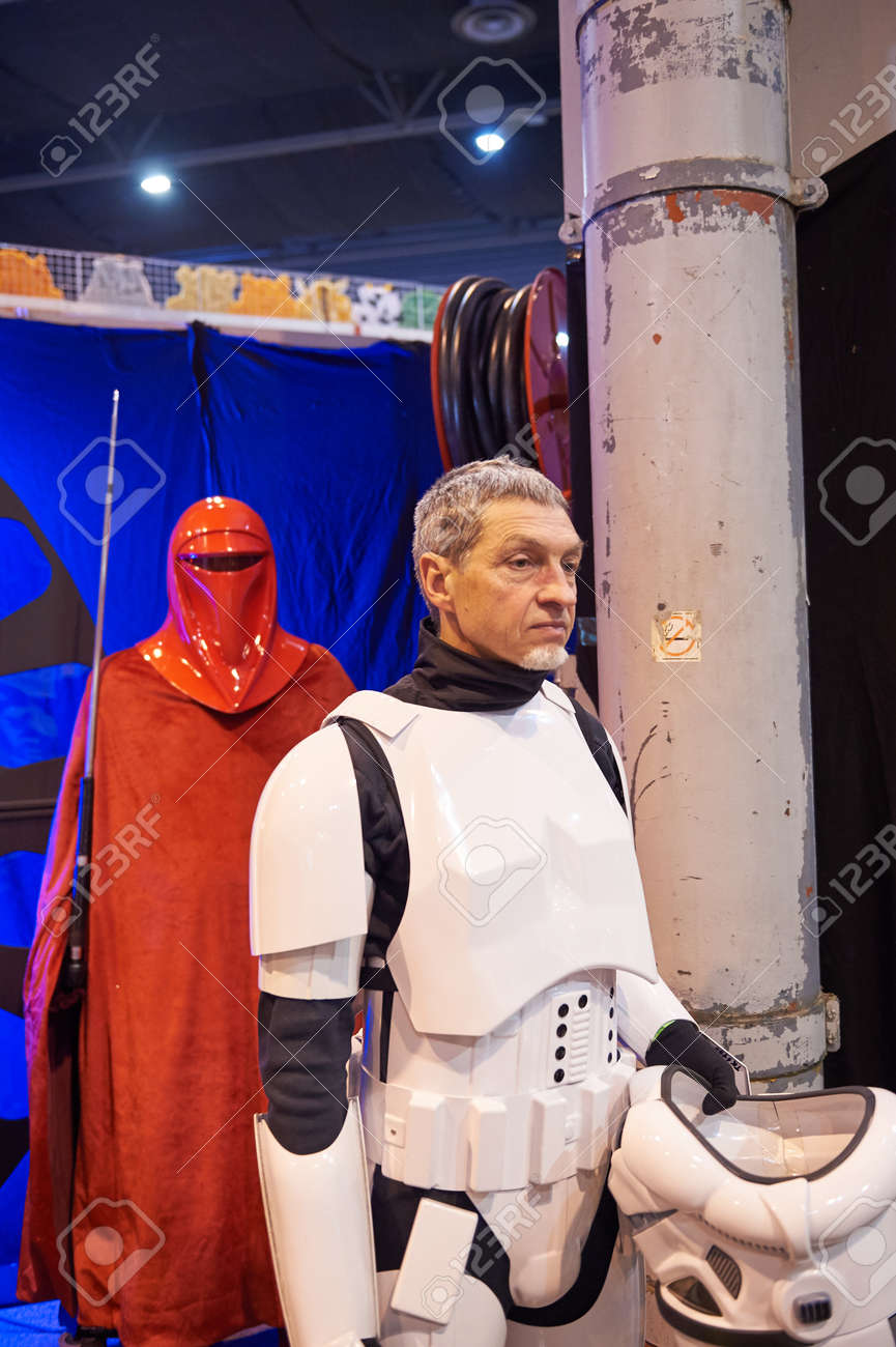 ストラスブール フランス 16 年 5 月 8 日 ダース ベイダー アナキン スカイウォーカーとして知られているデジタル ゲーム漫画ショー公開市場でポーズを取る の写真素材 画像素材 Image