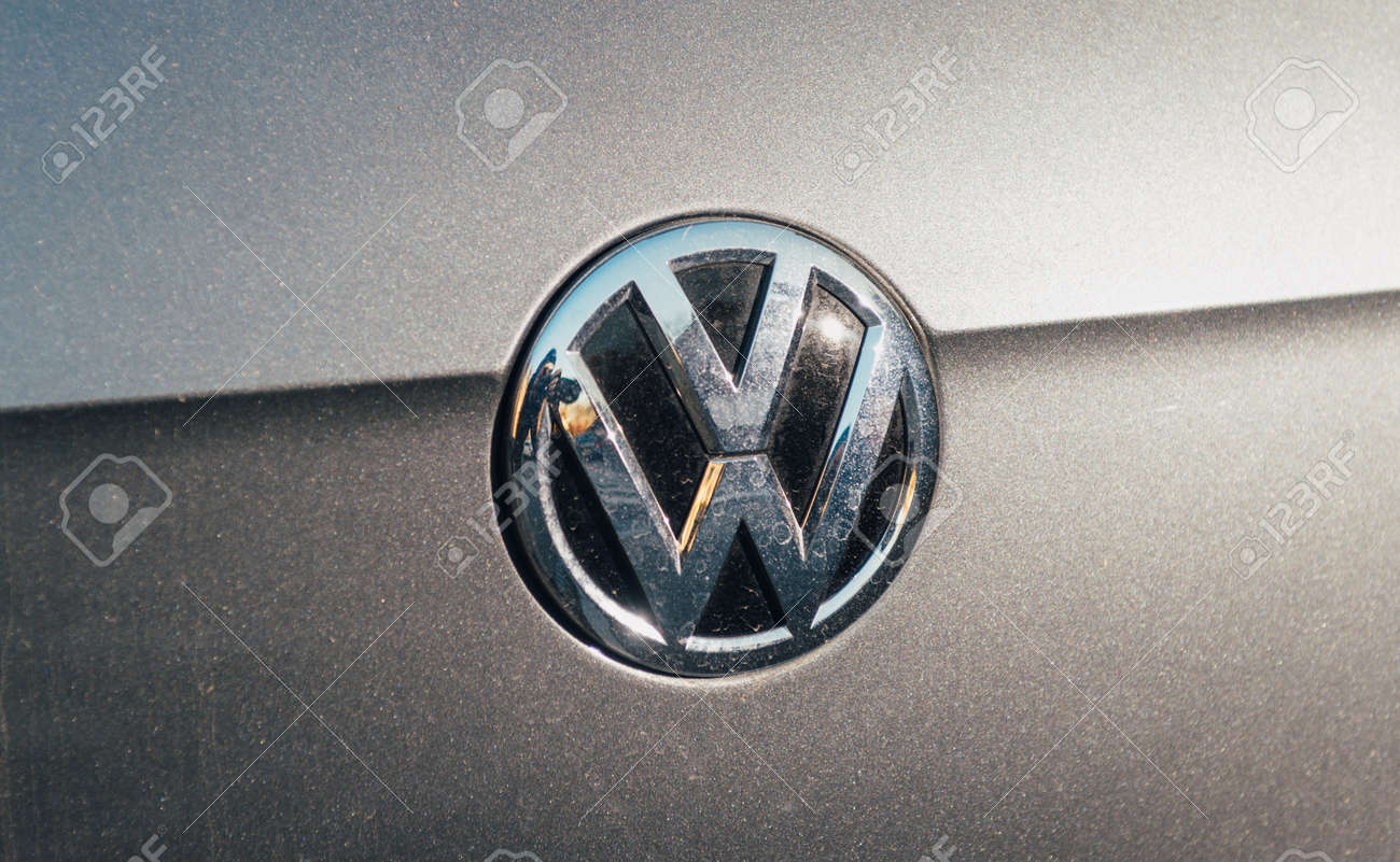 灰色銀の車でパリ フランス 16 年 11 月 29 日 フォルクスワーゲン Vw ロゴ F 後の 15 年 9 月 18 日 クリーンエア法の違反の通知がドイツの自動車メーカー フォルクスワーゲン グループ発行アメリカ合衆国環境保護庁 Epa の写真素材 画像素材 Image 灰色銀の車でパリ フランス 16 年 11 月 29 日 フォルクスワーゲン Vw ロゴ F 後の 15 年 9 月 18 日 クリーンエア法の違反の通知がドイツの自動車メーカー フォルクスワーゲン グループ発行アメリカ合衆国環境保護庁 Epa の写真素材 画像素材 Image