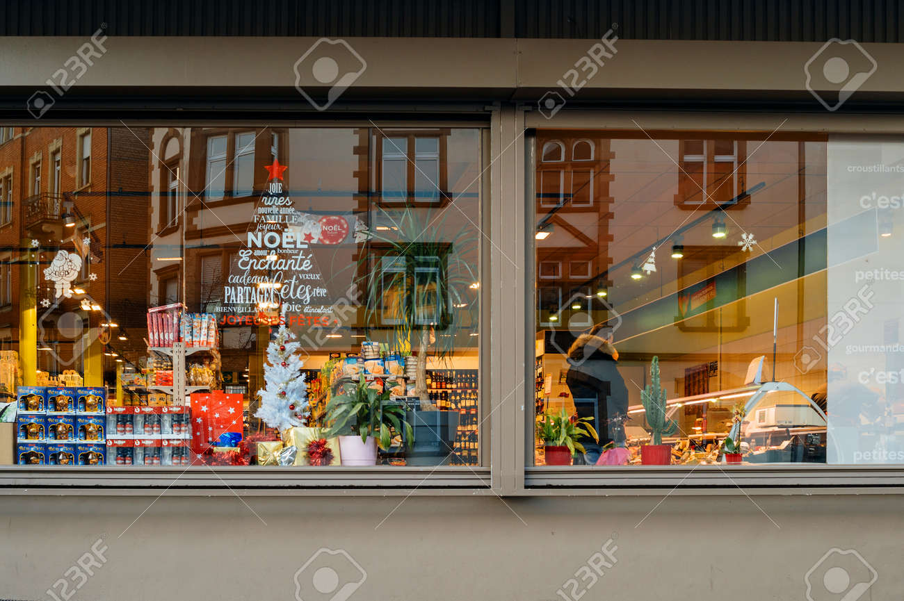 Carrefour Alberi Di Natale.Immagini Stock Strasburgo Francia 1 Dicembre 2016 Supermercato Del Carrefour Alla Sera Con L Autoadesivo Dell Albero Di Natale Sulle Finestre E Sui Clienti Che Comprano I Diversi Prodotti Alimentari E