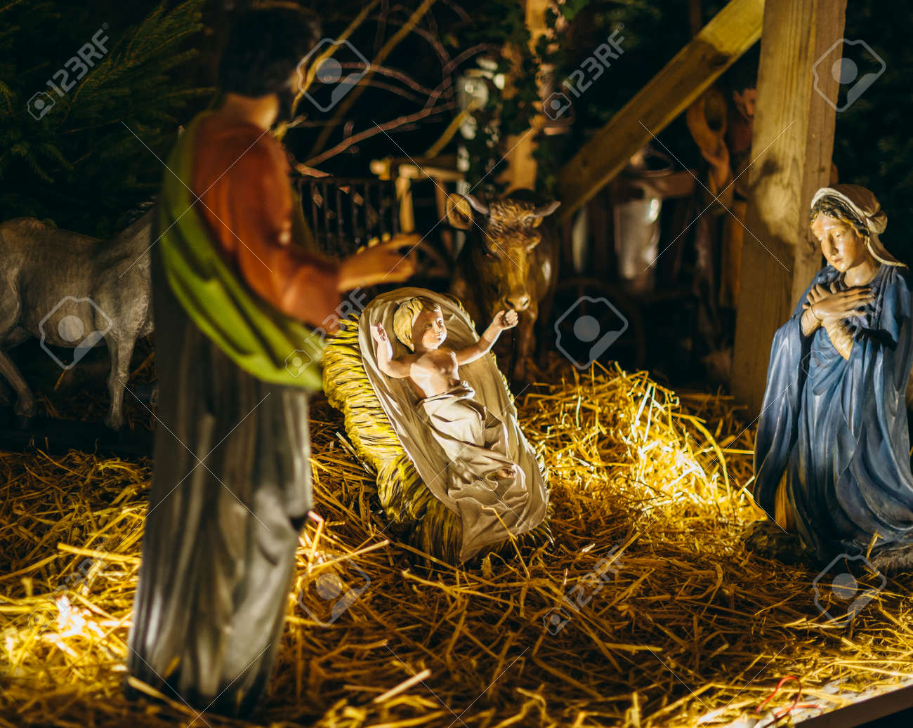 Immagini Del Presepe Di Natale.Immagini Stock Statue Del Presepe Durante Il Mercatino Di Natale A Strasburgo In Francia Con Gesu Maria E Giuseppe Image 69144318