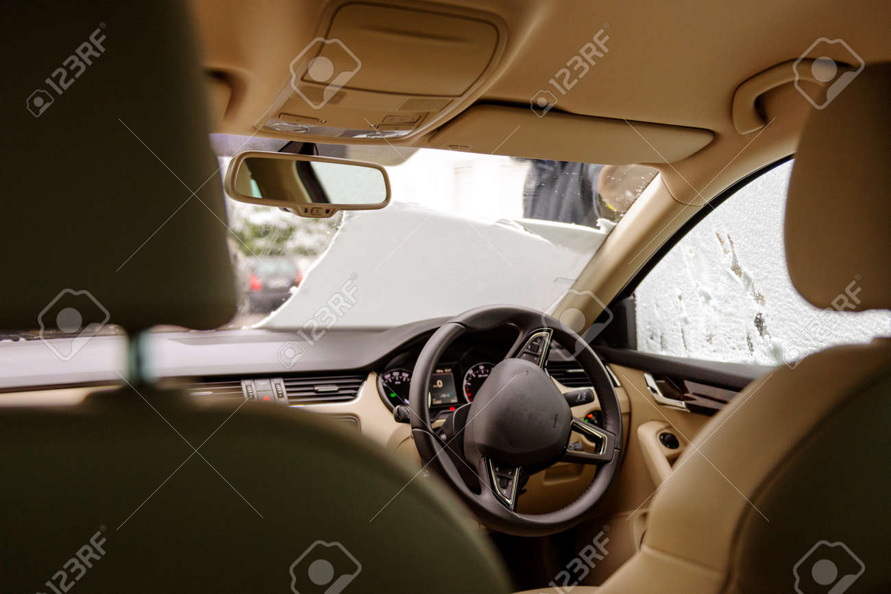 雪の嵐の後の雪から車のフロント ガラスの清掃の女性の車の中からの眺め の写真素材 画像素材 Image 6706