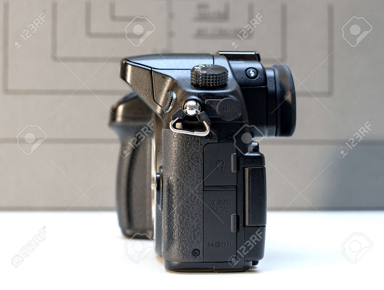 パリ フランス 17 年 2 月 13 日 詳細のパナソニック Lumix Dmc Gh4 マイクロフォーサーズ システム デジタル カメラとビデオカメラは もともと 14 年 5 月にリリースされました そのリリースの時点で Gh4 は世界の最初のミラーレス一眼のことで注目されまし