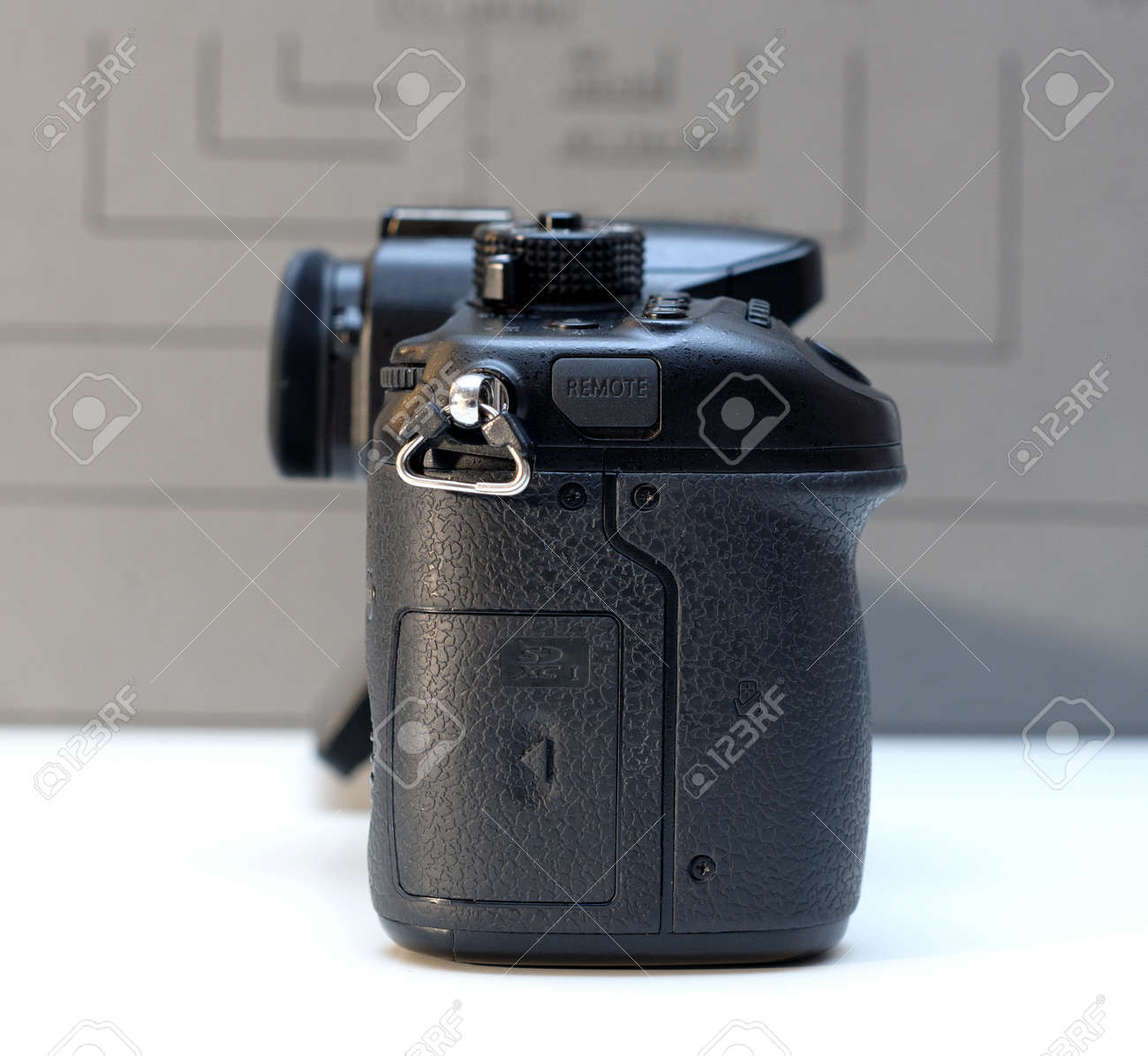 パリ フランス 17 年 2 月 13 日 サイドの詳細のパナソニック Lumix Dmc Gh4 マイクロフォーサーズ システム デジタル カメラとビデオカメラは もともと 14 年 5 月にリリースされました そのリリースの時点で Gh4 は世界の最初ミラーレス Inte のことで注目