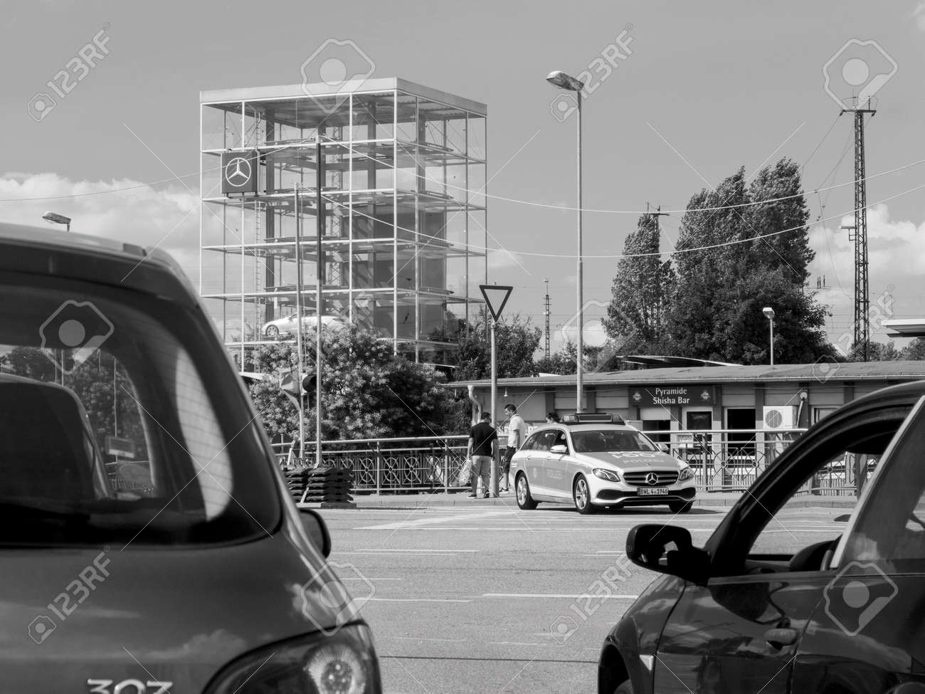 ガラス キューブの中の複数のメルセデス ベンツ高級車とにぎやかなドイツ通り上のトラフィックを調査メルセデス ワゴン車でドイツ警察のケール ドイツ 17 年 7 月 14 日 黒と白の写真 の写真素材 画像素材 Image
