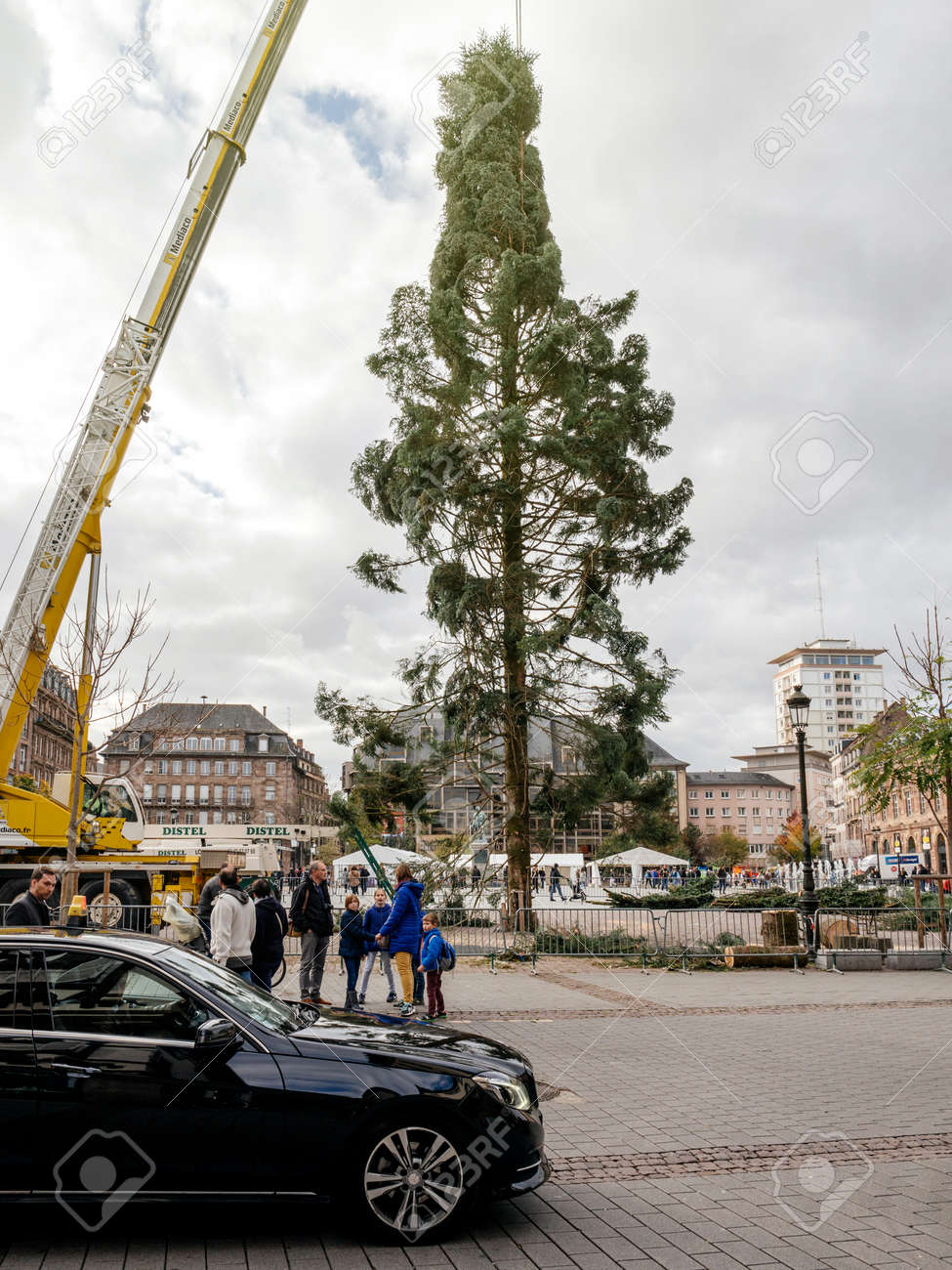 Albero Di Natale Nero.Immagini Stock Strasburgo Francia 30 Ottobre 2017 L Albero Di Natale Nero Di Strasburgo Del Tassi Di Mercedes Benz Installa Nella Piazza Centrale Kleber Square Dalla Gru Gigantesca Per Le Imminenti Vacanze