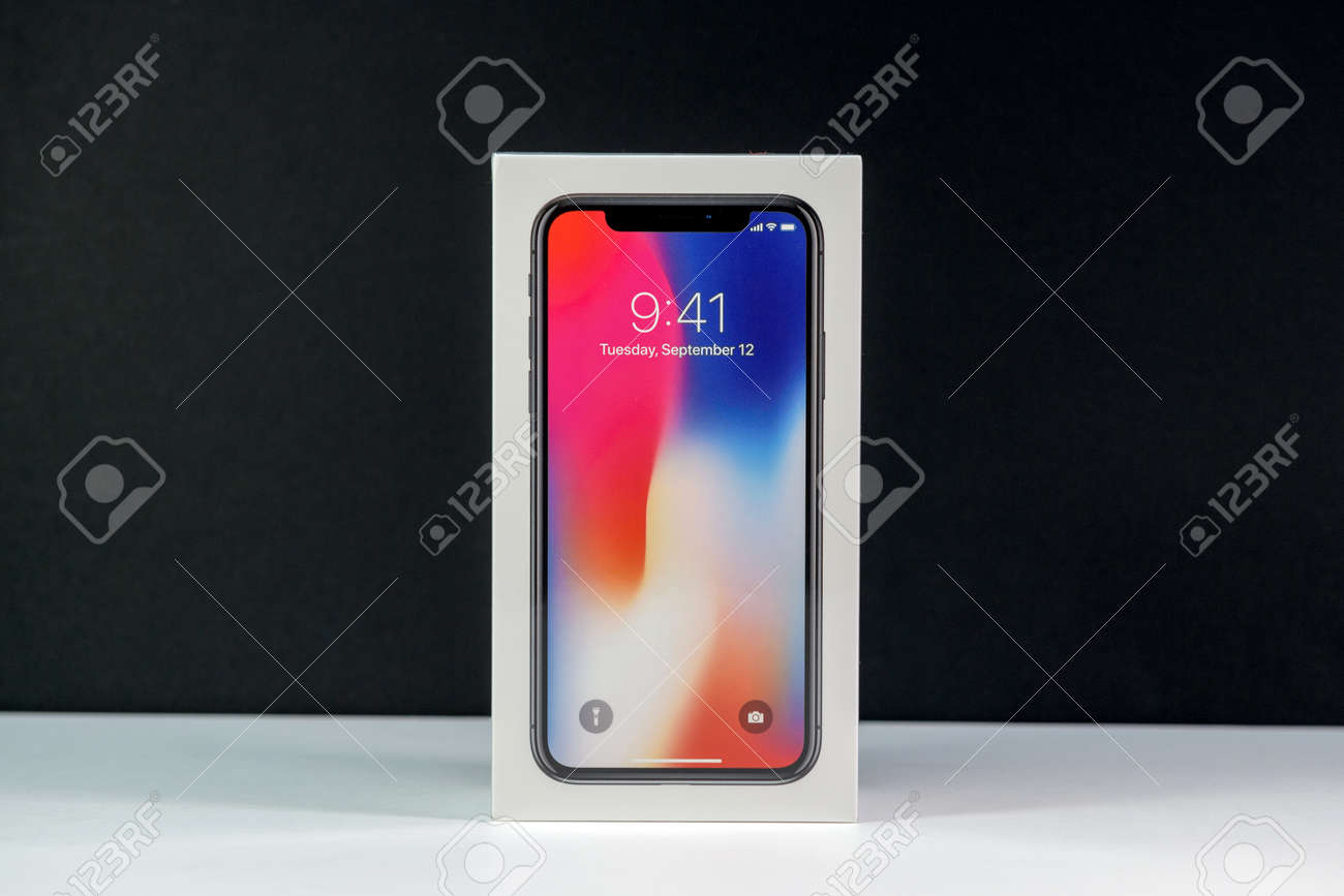 パリ フランス 11月 3 17 黒の背景に対して最新のアップル Iphone X 10 スマートフォンのアンパックボックスを解除 の写真素材 画像素材 Image