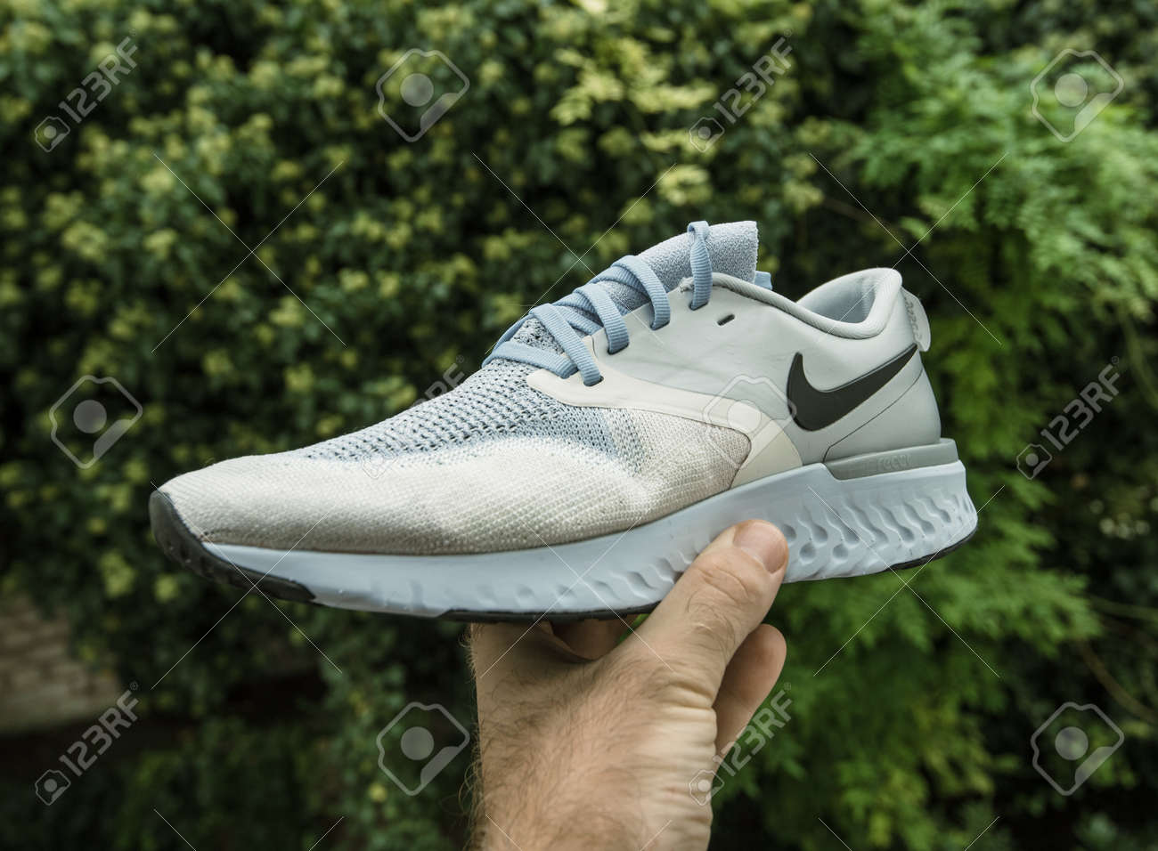 París, Francia - 23 De Septiembre 2019: Hombre Mano Demostrando Contra Fondo Zapatilla Profesional Por Nike Modelo Zoom Rival Fly Para Mujer - Parte Trasera Del Zapato Fotos,