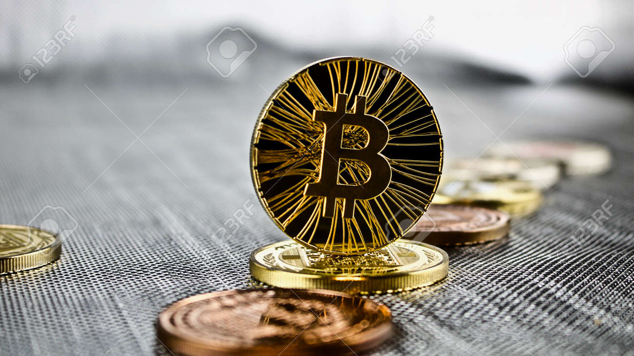 Moneda De Bitcoin Negro Físico De Criptomoneda Y Otras Monedas. Concepto De  Dinero Fotos, retratos, imágenes y fotografía de archivo libres de derecho.  Image 81552861