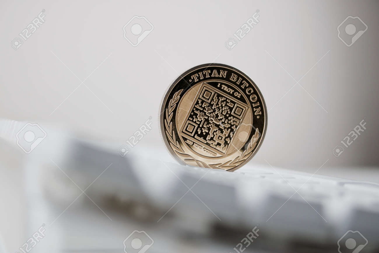 QR 코드로 된 디지털 통화의 물리적 인 황금 타이탄 비트 코인. 로열티 무료 사진, 그림, 이미지 그리고 스톡포토그래피. Image  80891498
