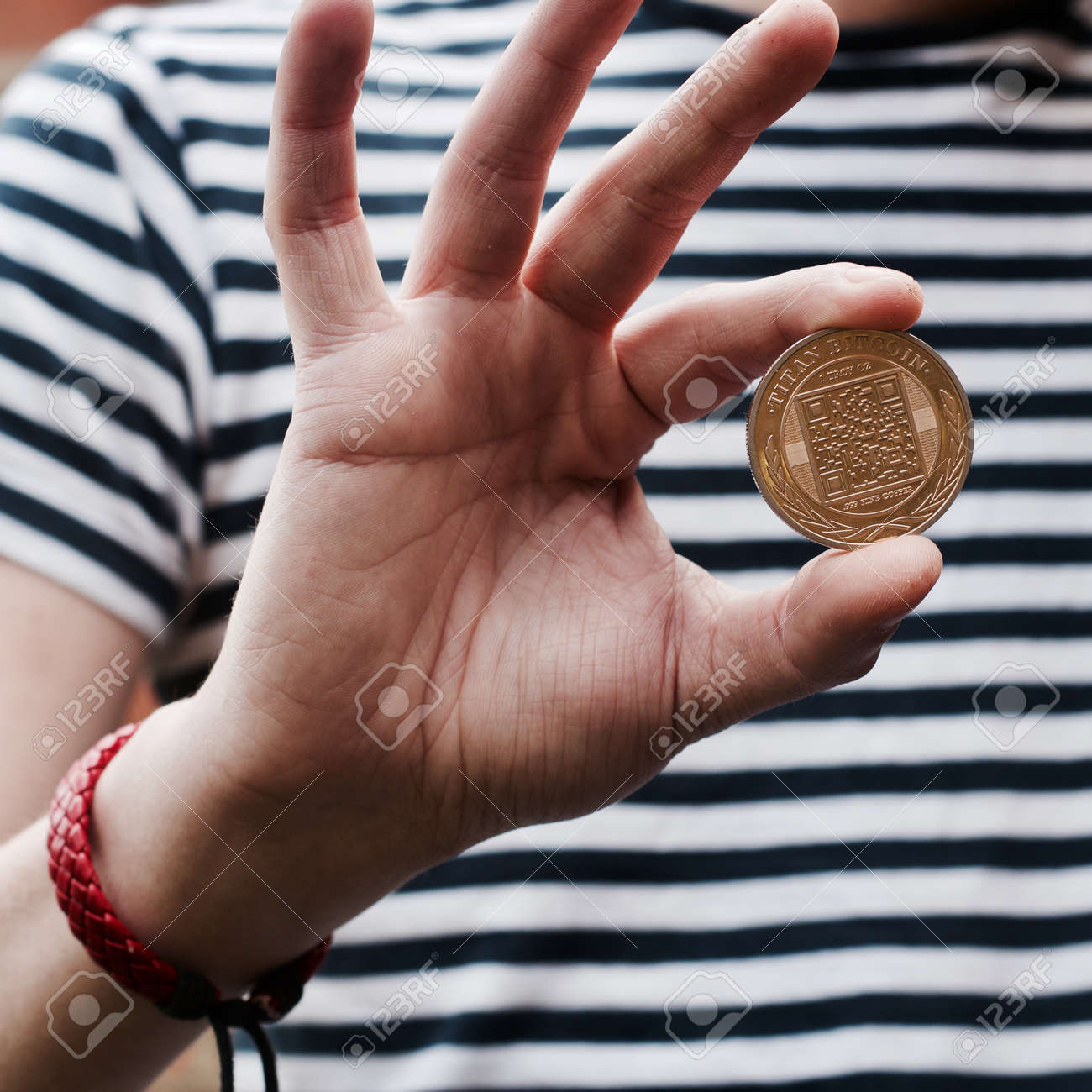 손에 디지털 통화 실제 금속 비트 코인 동전. 남자 라인 티셔츠. 벽돌 벽. 로열티 무료 사진, 그림, 이미지 그리고 스톡포토그래피.  Image 83667297