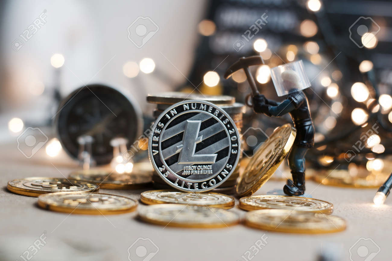 Crypto Wahrung Physikalische Metall Litecoin Munze Weihnachten Bergbau Konzept Lizenzfreie Fotos Bilder Und Stock Fotografie Image 89904072