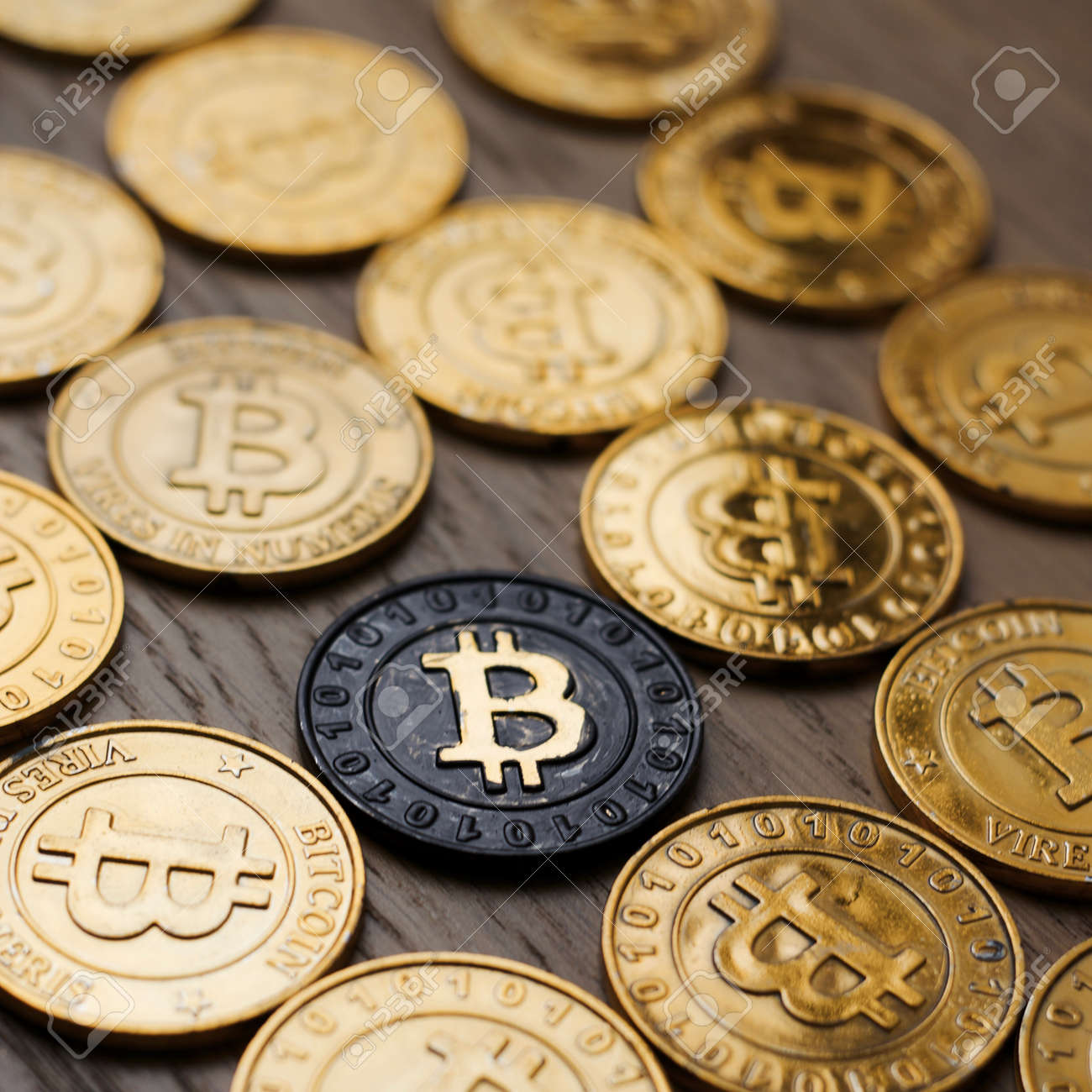 Moneda De Bitcoins Física Crypto Currency. Bitcoin Tokens Concepto De  Dinero Digital. Fotos, retratos, imágenes y fotografía de archivo libres de  derecho. Image 90669626