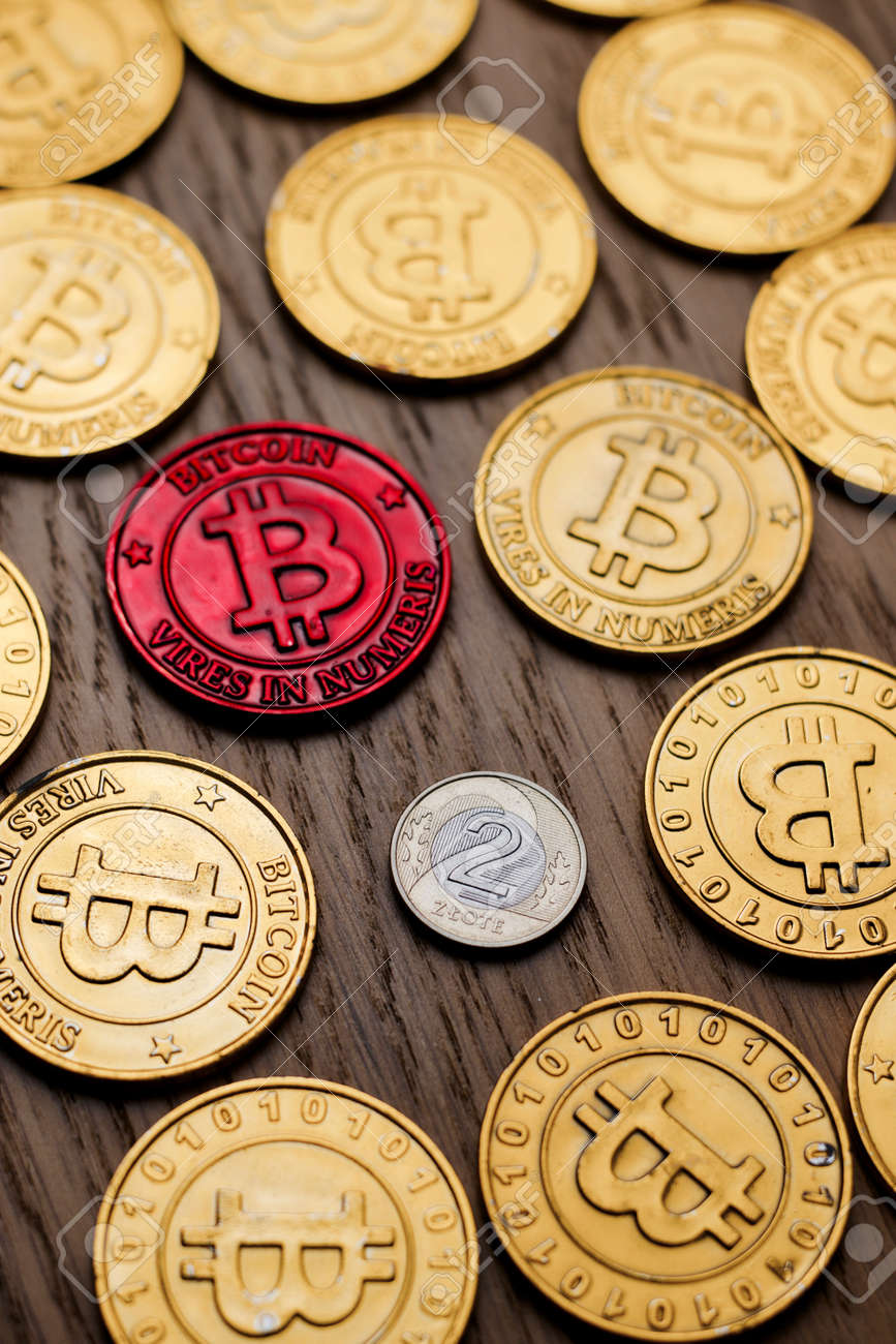 Moneda De Bitcoins Física Crypto Currency. Bitcoin Tokens Concepto De  Dinero Digital. Fotos, retratos, imágenes y fotografía de archivo libres de  derecho. Image 90669634