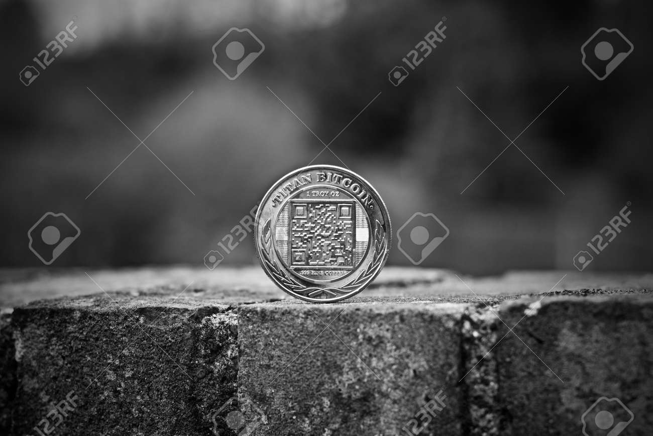 Digitale Valuta Fysieke Metalen Bitcoin Munt. Cryptocurrency Outdoor  Concept. Royalty-Vrije Foto, Plaatjes, Beelden en Stock Fotografie. Image  96158916