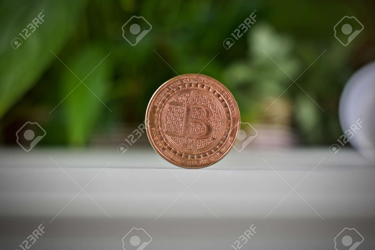 디지털 화폐 물리적 금속 비트코인 동전 암호화폐 개념 로열티 무료 사진, 그림, 이미지 그리고 스톡포토그래피. Image 98295136