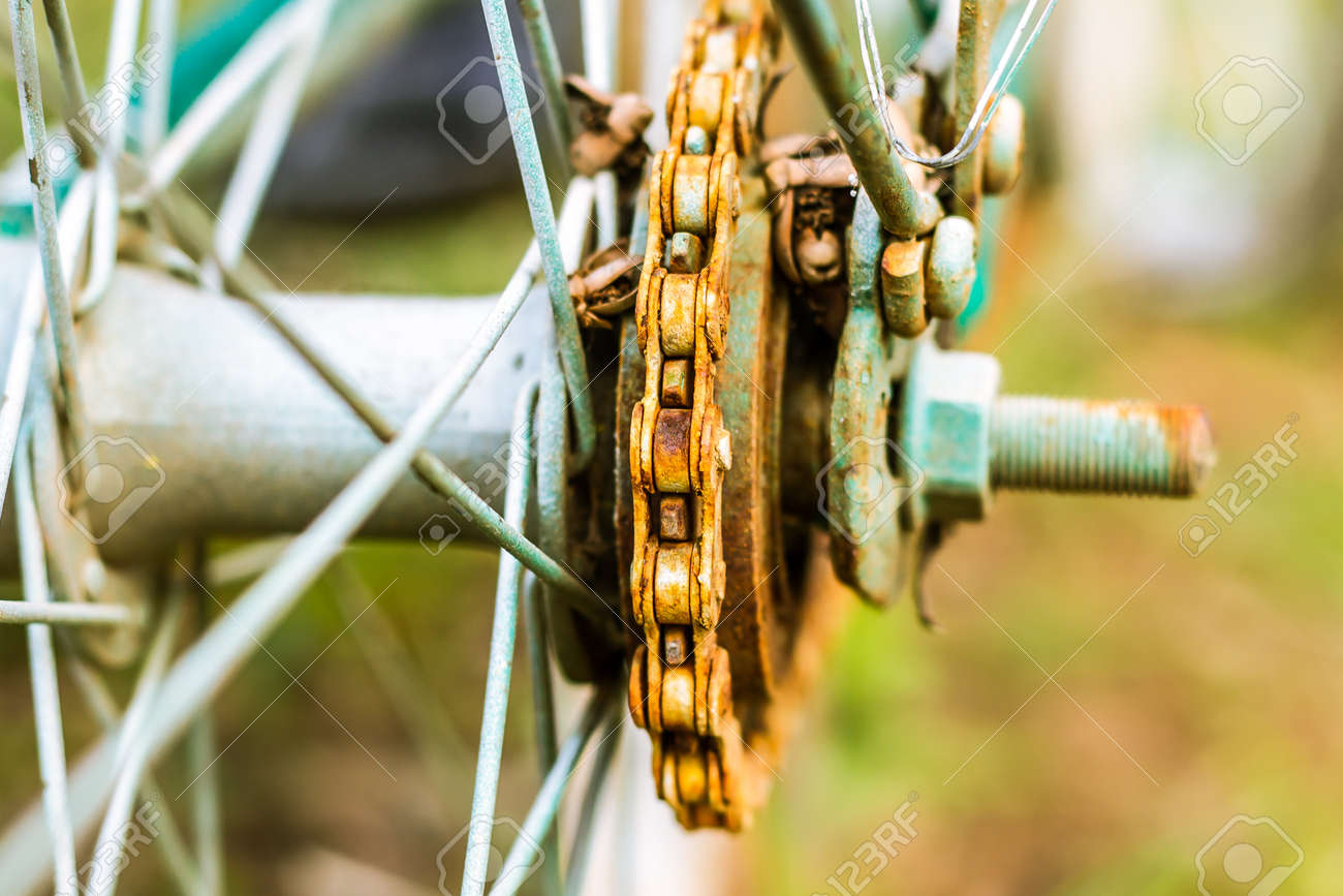 背景自然 古いチェーン ホイールの自転車の詳細ビューに自転車からクローズ アップを古い錆びたチェーンのスプロケット 汚れたチェーン ビンテージ トーン の写真素材 画像素材 Image