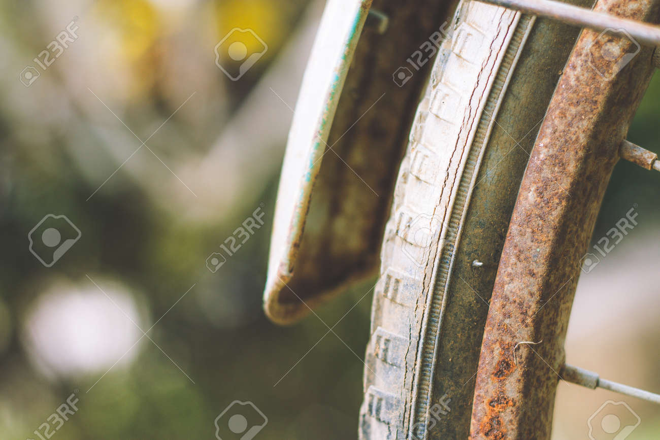 背景自然 古いチェーン ホイールの自転車の詳細ビューに自転車からクローズ アップを古い錆びたチェーンのスプロケット 汚れたチェーン ビンテージ トーン の写真素材 画像素材 Image