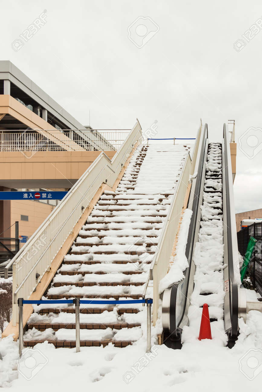 東京都内のデパートで雪の嵐を通過後のサービスを出てエスカレーター の写真素材 画像素材 Image