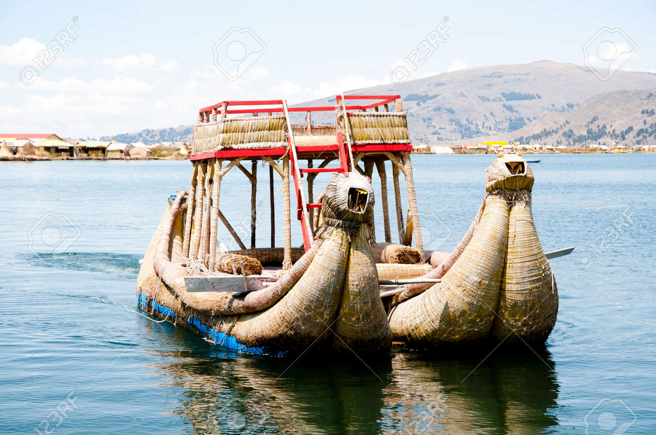 チチカカ湖の素材で出来た帆船