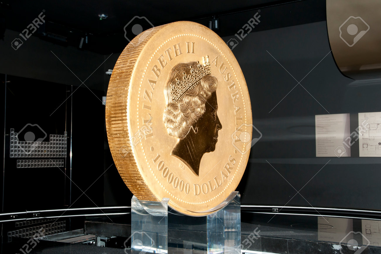 パース, オーストラリア - 2016 年 11 月 22 日: 世界の最も大きいゴールド コイン パース造幣局によって生成され、1000 キログラム  (1 トン) での計量の写真素材・画像素材 Image 65916339