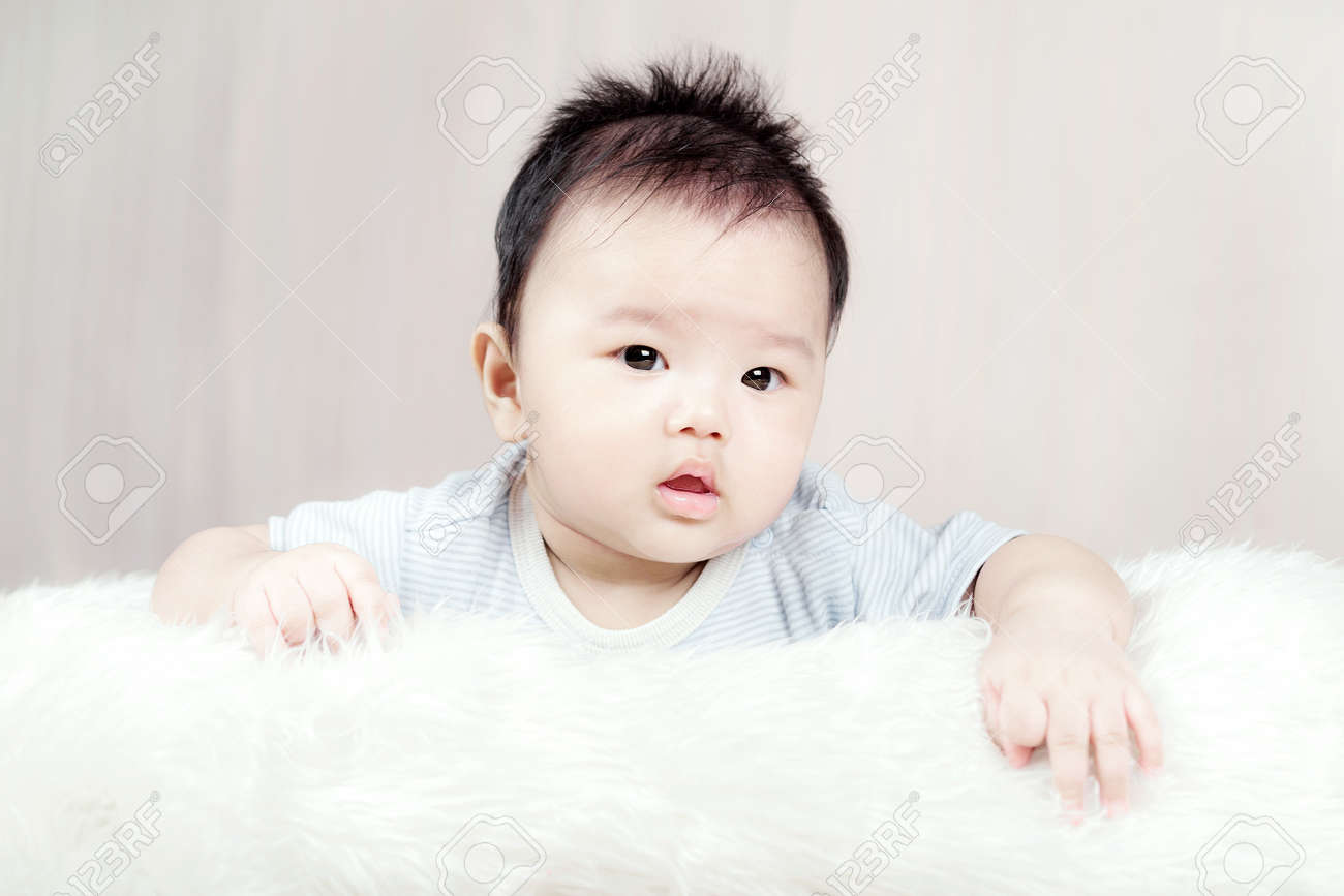 ベッドに横になっている男のアジアの赤ちゃん の写真素材 画像素材 Image