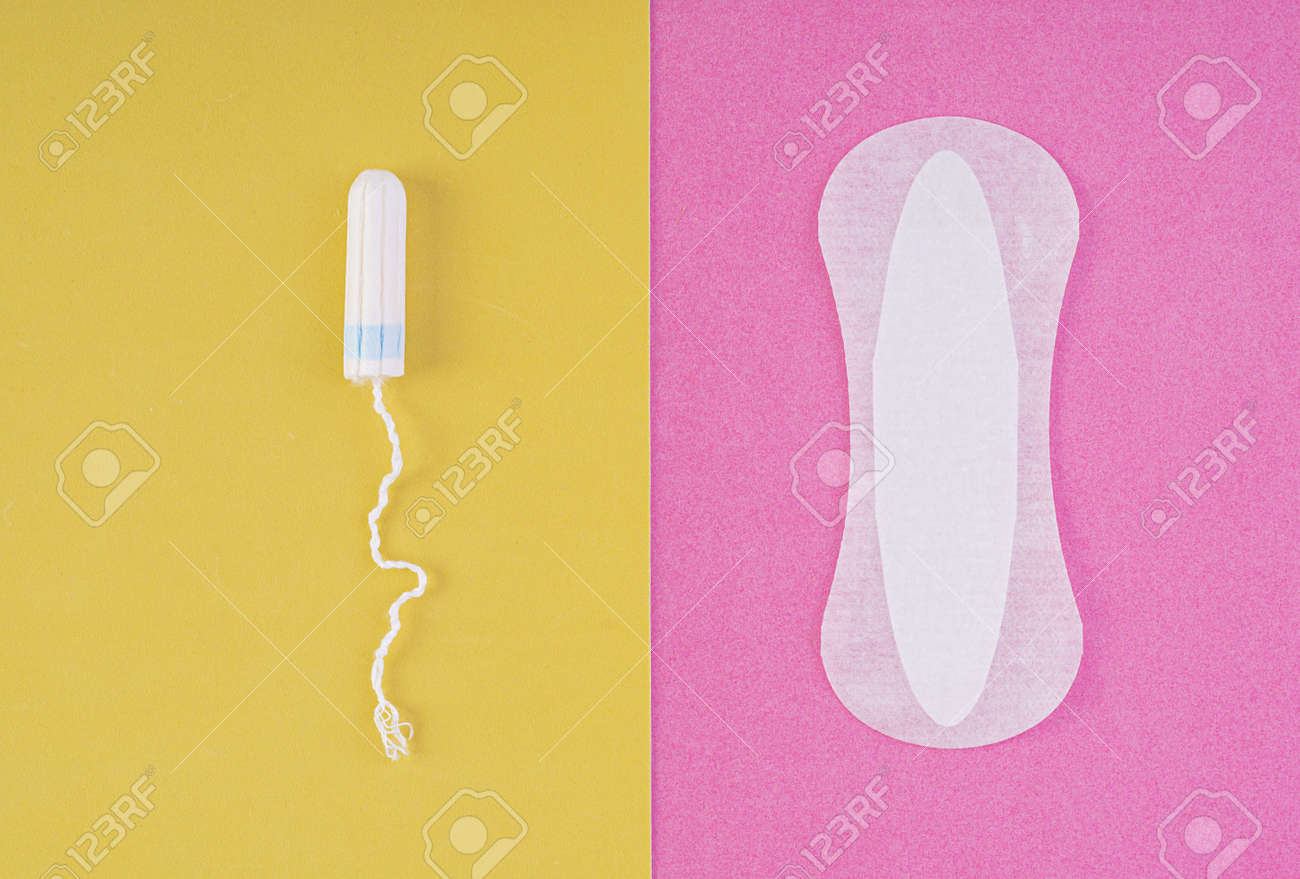 タンポン 重要な日の衛生管理。タンポンと生理用ナプキンのどちらかを選択します。月経周期。女性のための衛生製品。上面図の写真素材・画像素材 Image  120029500
