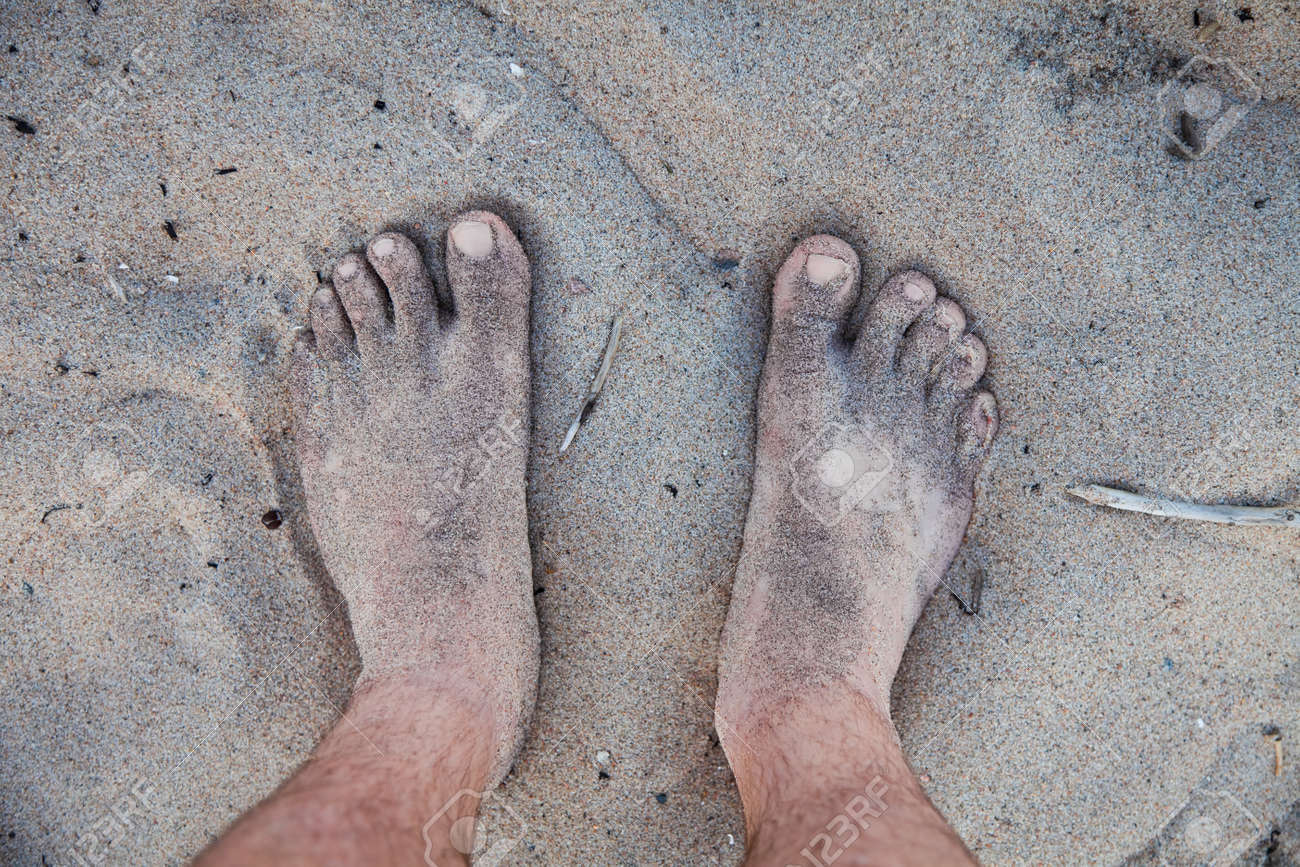 砂の中の男性の裸足足 の写真素材 画像素材 Image
