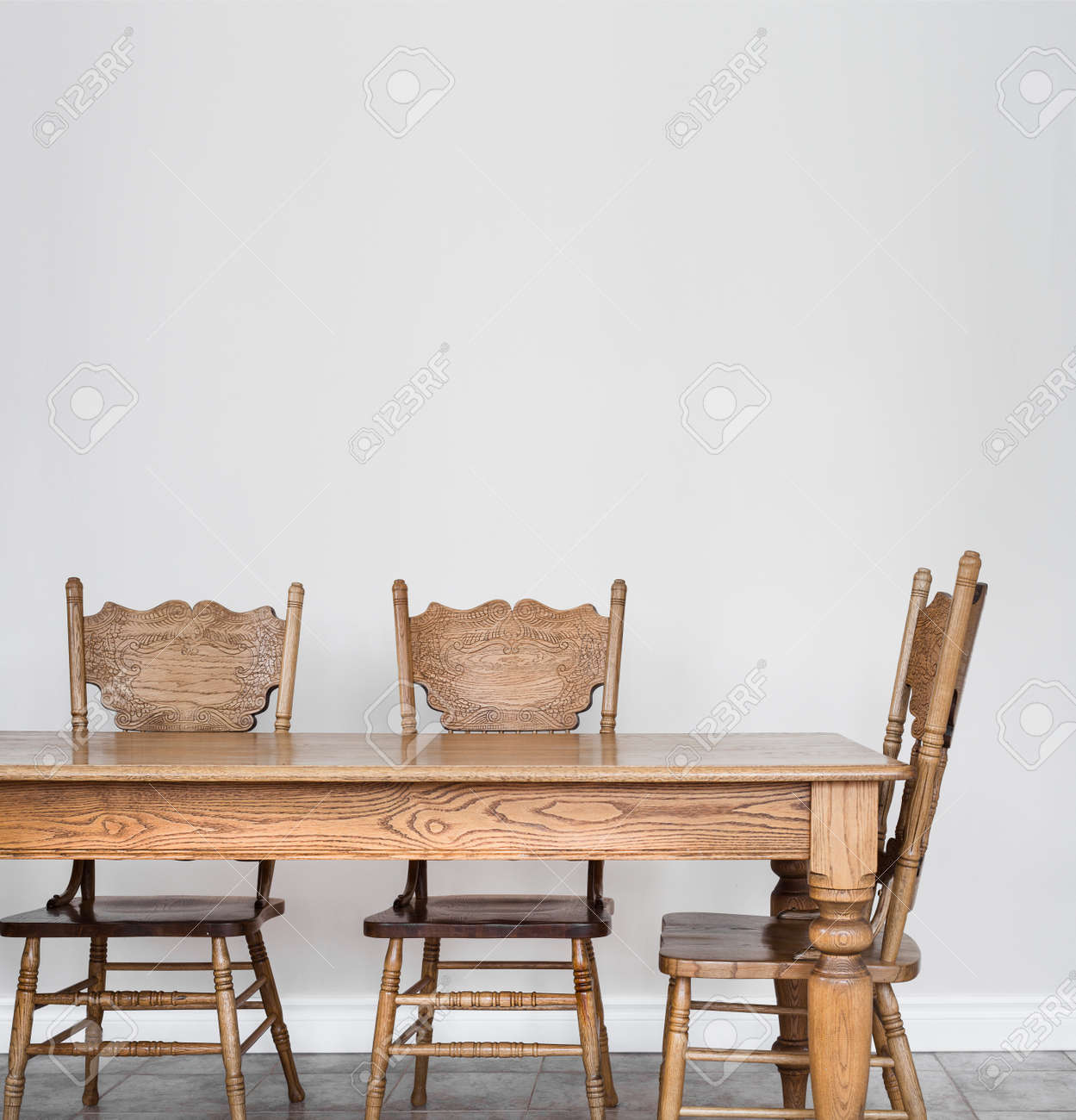 Salón-comedor De Mesas Y Sillas De Madera Y Detalles De Pared En ... Salón-comedor De Mesas Y Sillas De Madera Y Detalles De Pared En ...