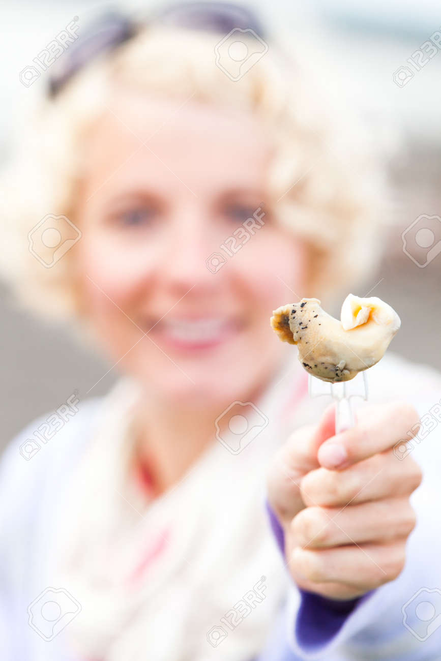 若い女性を準備された食べるツブ貝 フランス語で Bourgot シェルから の写真素材 画像素材 Image 若い女性を準備された食べるツブ貝 フランス語で Bourgot シェルから の写真素材 画像素材 Image