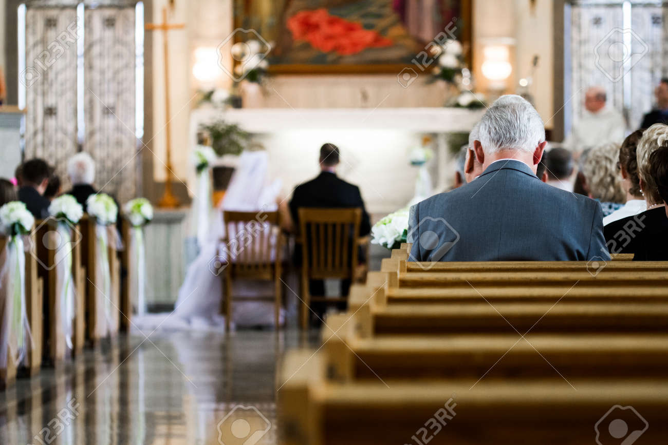背景にぼやけてカップルと教会の中の結婚式 の写真素材 画像素材 Image 背景にぼやけてカップルと教会の中の結婚式 の写真素材 画像素材 Image
