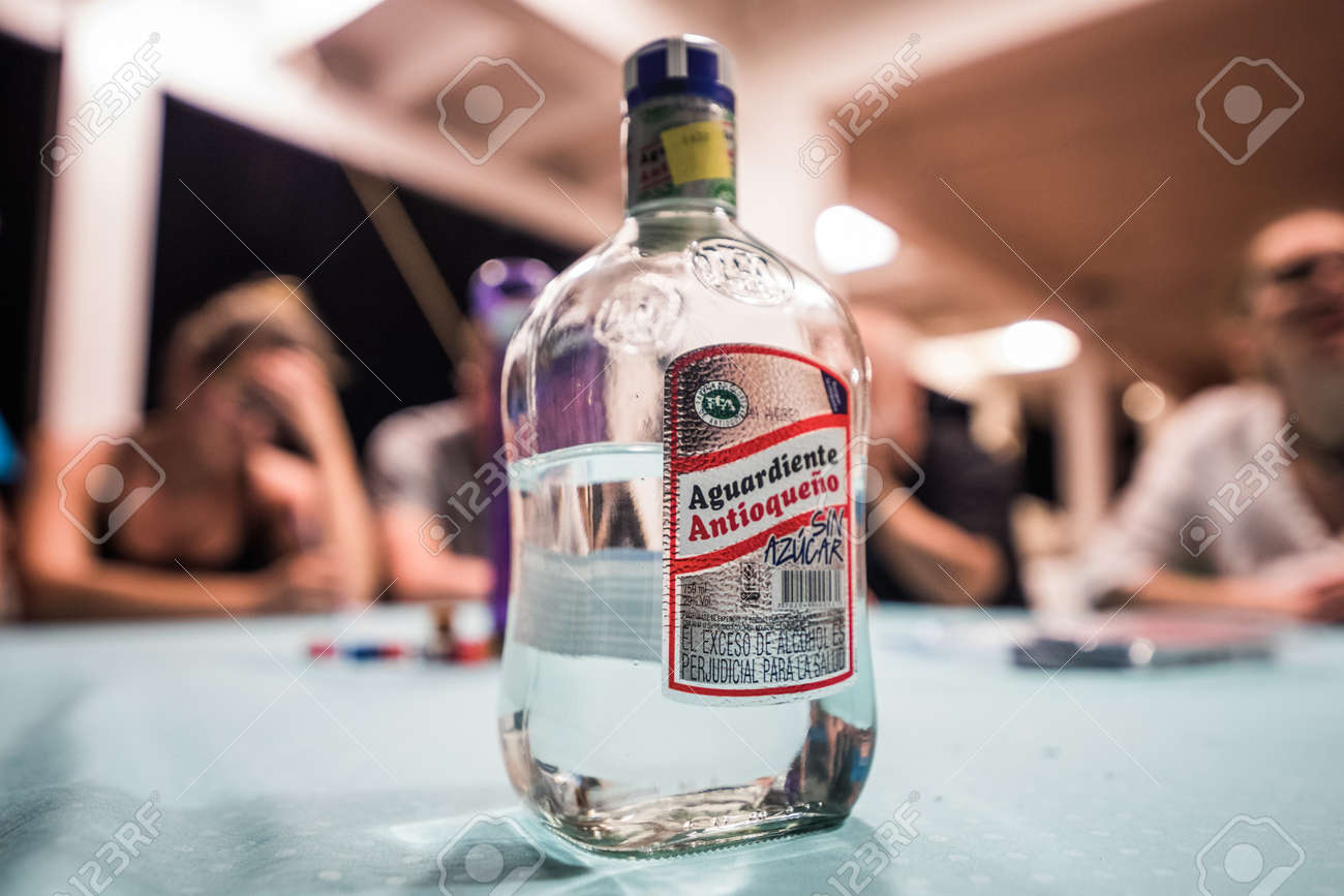 サンアンドレス島 コロンビア サーカ 17 年 3 月 大人のグループは サイコロゲームをプレイし バルコニーで夜に地元のアガーディエンテを 飲みます の写真素材 画像素材 Image