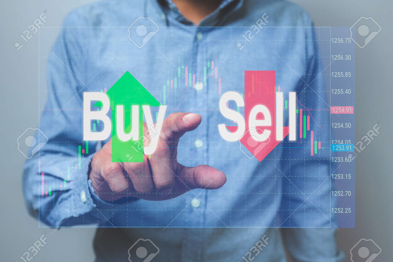 홀로그램 화면에서 사업가의 관점에서 그는 매수 또는 매도 버튼 주식 시장을 누를 것입니다. 로열티 무료 사진, 그림, 이미지 그리고  스톡포토그래피. Image 104185829
