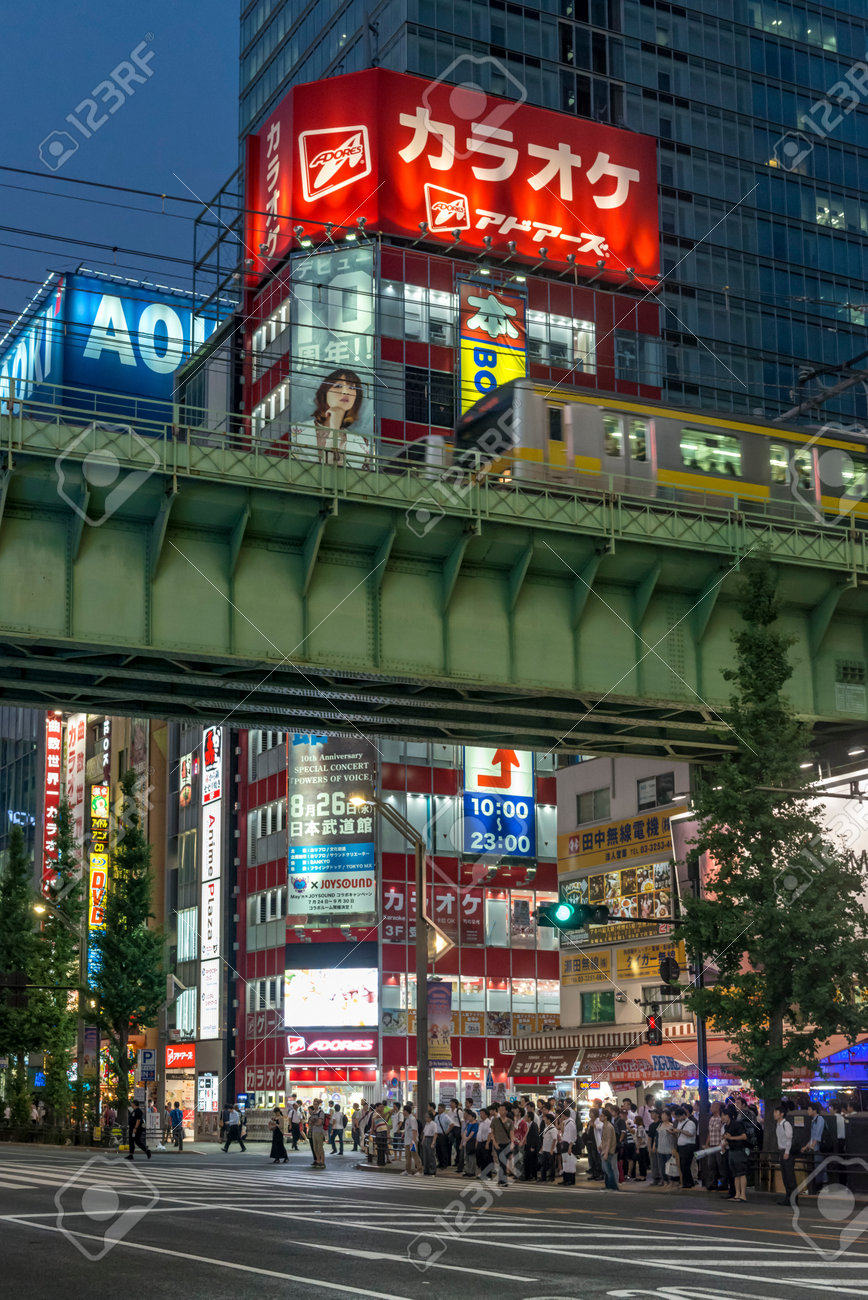 東京 秋葉原で道路を横断するラッシュアワーの通勤者を待つ の写真素材 画像素材 Image