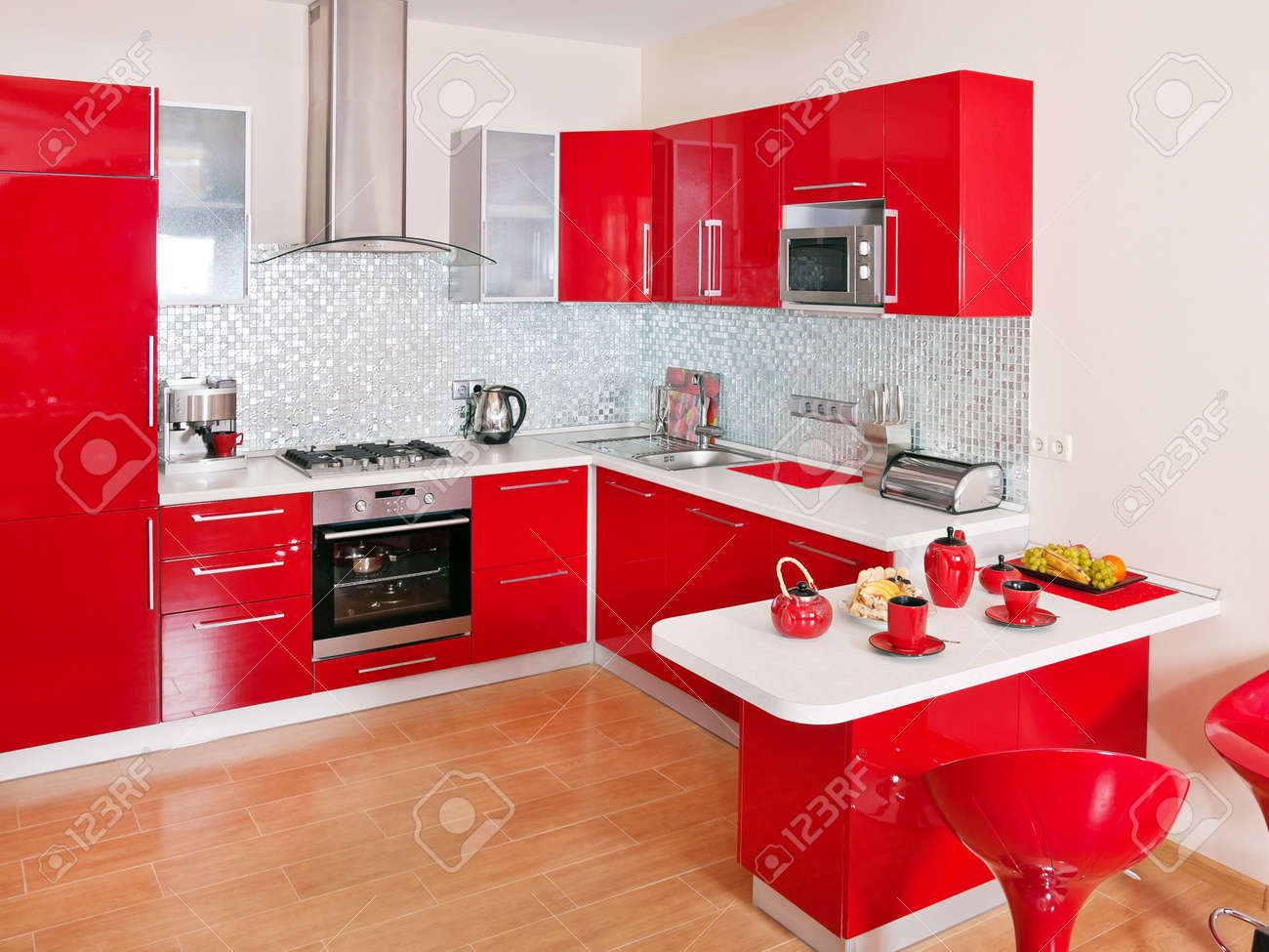 Interior de la cocina moderna con la decoración roja Interior de la cocina moderna con la decoración roja