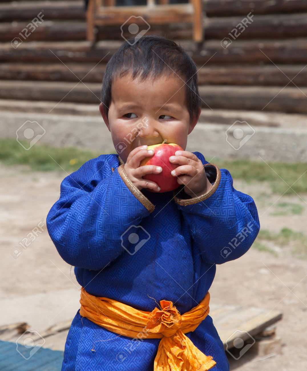 伝統的な民族衣装でモンゴルの男の子 の写真素材 画像素材 Image 68537707