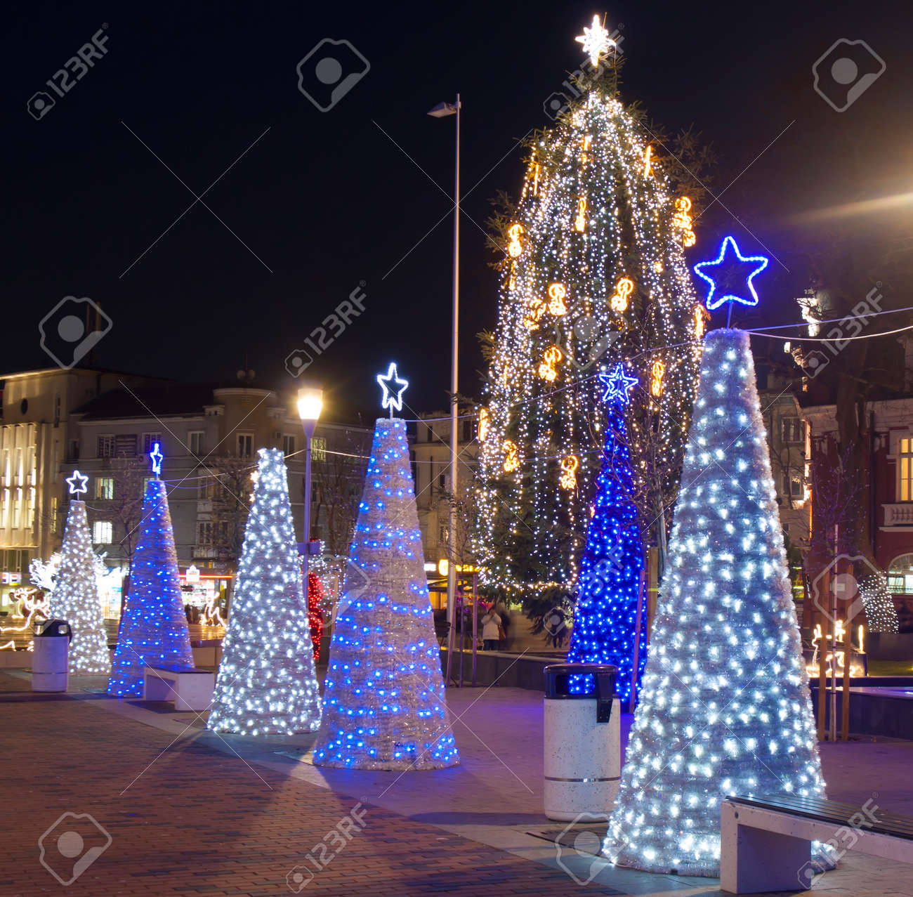 ヴァルナ ブルガリア 15 年 12 月 19 日 電気雪だるまとツリー 通りにクリスマスと新年の祝日のためのイルミネーション の写真素材 画像素材 Image
