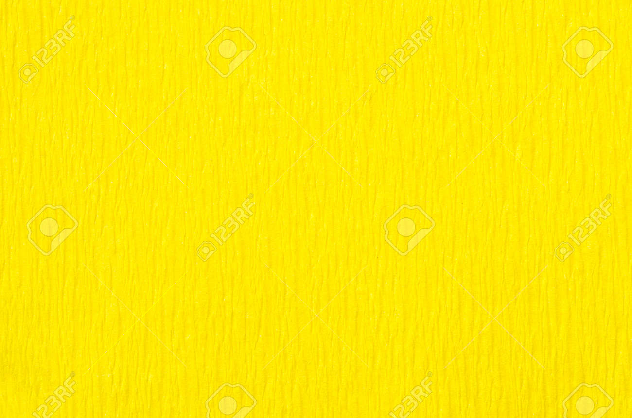 detalle de la textura del papel crepé de color amarillo de fondo