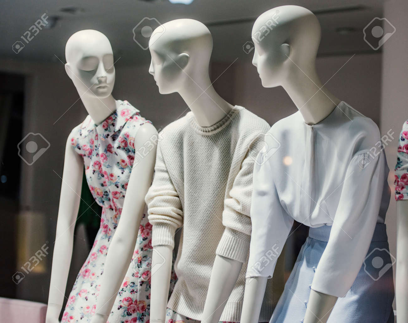 女性服 マネキンと店舗 の写真素材 画像素材 Image