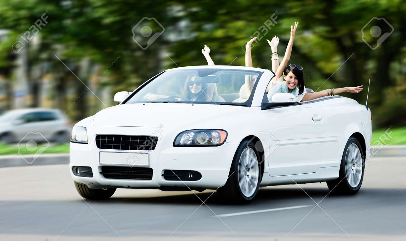 広げられた腕によって白の車の中で幸せな女の子 運転していて楽しい 10 代の若者 の写真素材 画像素材 Image 広げられた腕によって白の車の中で幸せな女の子 運転していて楽しい 10 代の若者 の写真素材 画像素材 Image