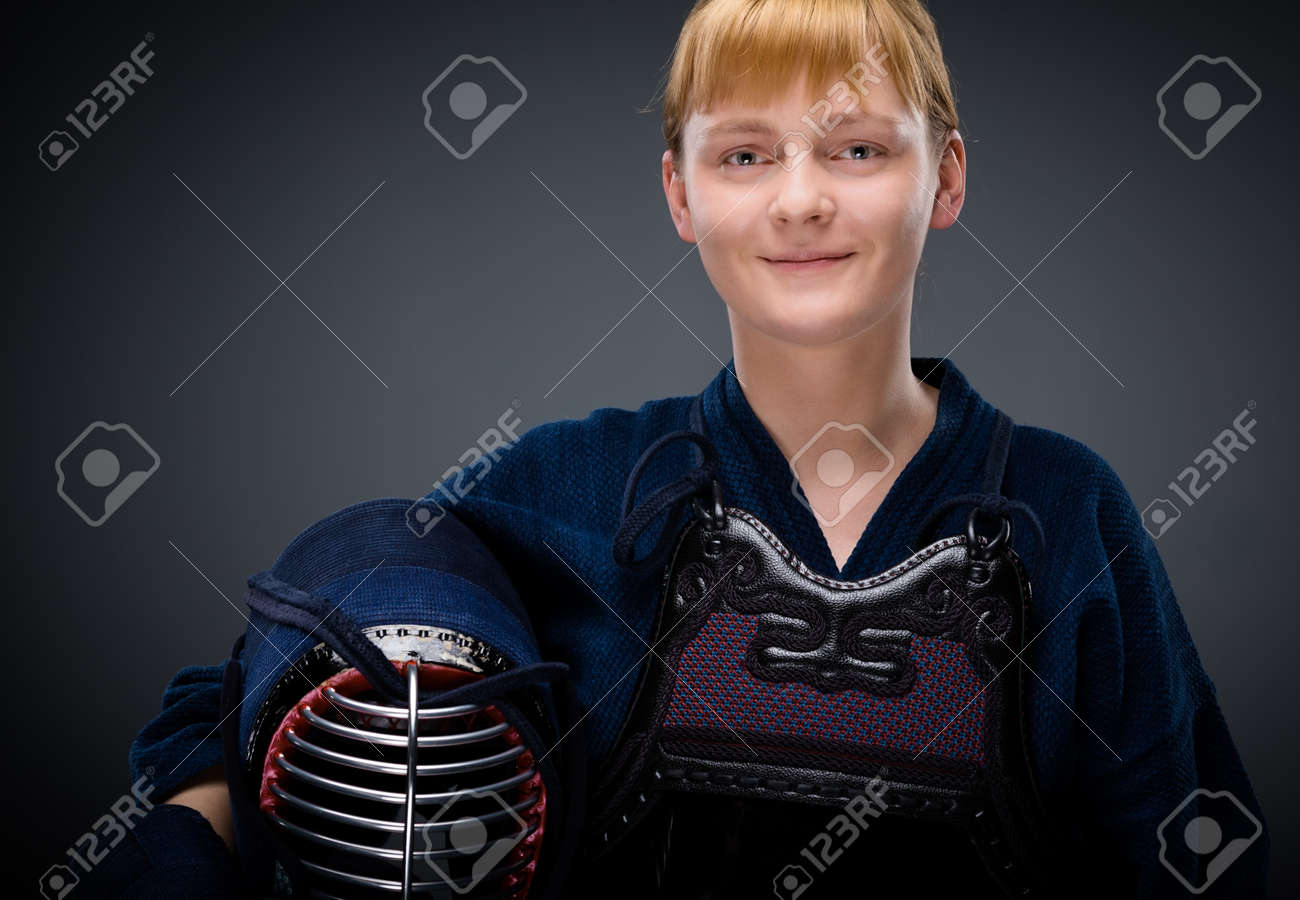 手で男性と女性剣道戦闘機 剣の戦いの日本の武道 の写真素材 画像素材 Image