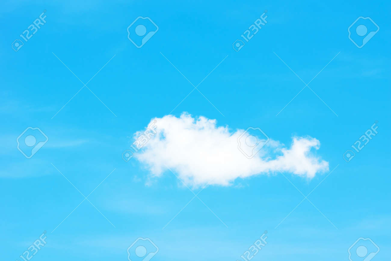 雲が青い空にアザラシの赤ちゃん奇妙な自然な雲状の性質に見られるように の写真素材 画像素材 Image