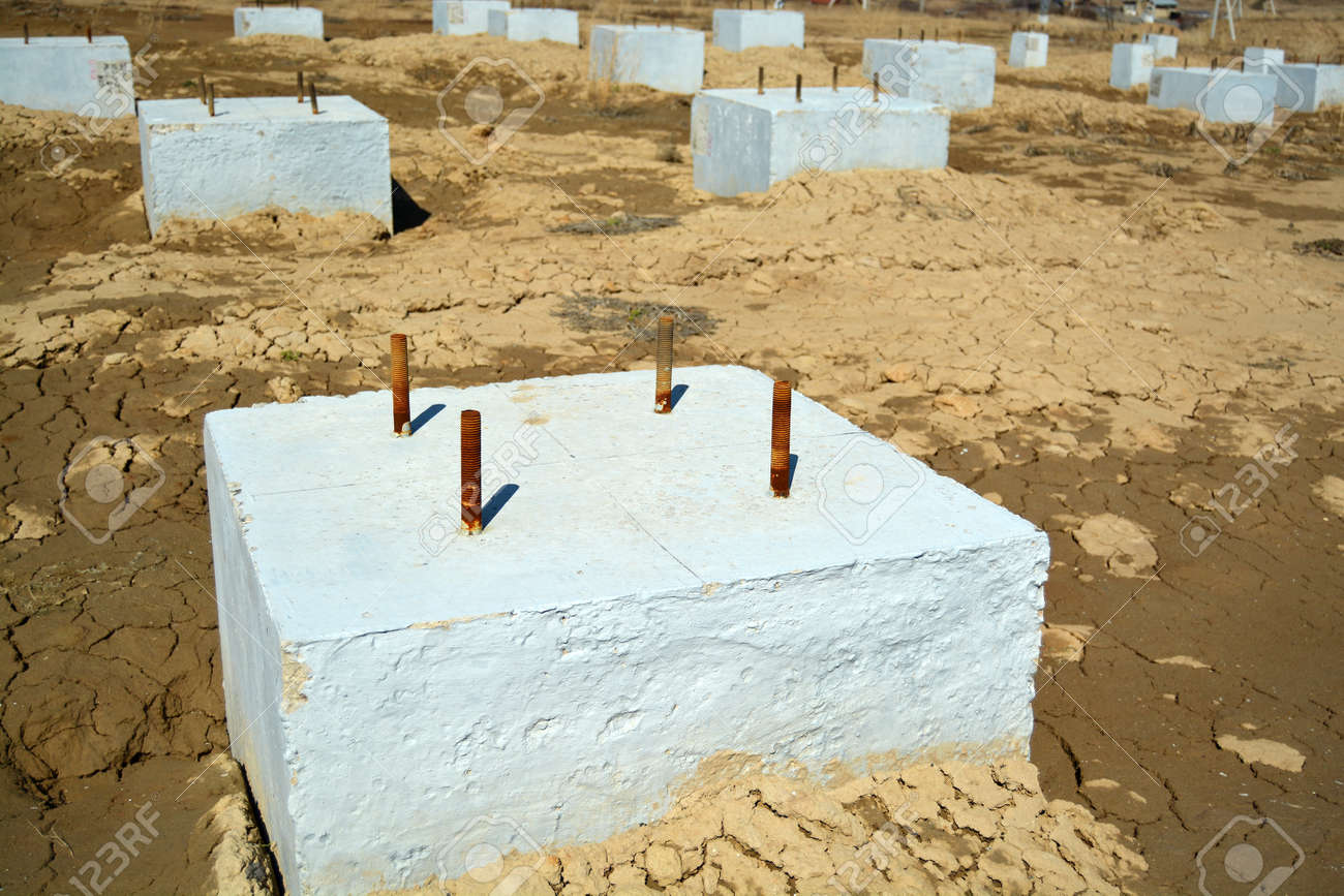 コンクリートの基礎工事 濡れた砂の地面にコンクリート ブロック の写真素材 画像素材 Image