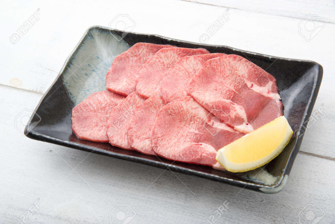 焼肉牛タンをスライス の写真素材 画像素材 Image